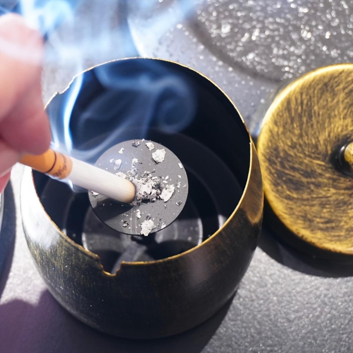 Round Iron Outdoor Ashtray with Lid, Windproof Rainproof Anti Ash Scatter Cigar Ashtray, Tabletop Ash Tray with Non Slip Base, Great for Home Office Balcony Patio Coffee Table Decor, Battery Free Use