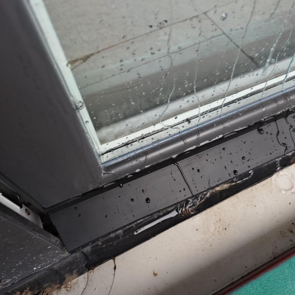 1pc No-Drill Sliding Window Waterproof Barrier, Self-Adhesive Waterproof Strip, Suitable for Window Glass Doors, Balcony Sliding Windproof and Soundproof Sealing Strip for Home - Durable, Easy to Install, Outdoor Window Drainage System, Door Hardware