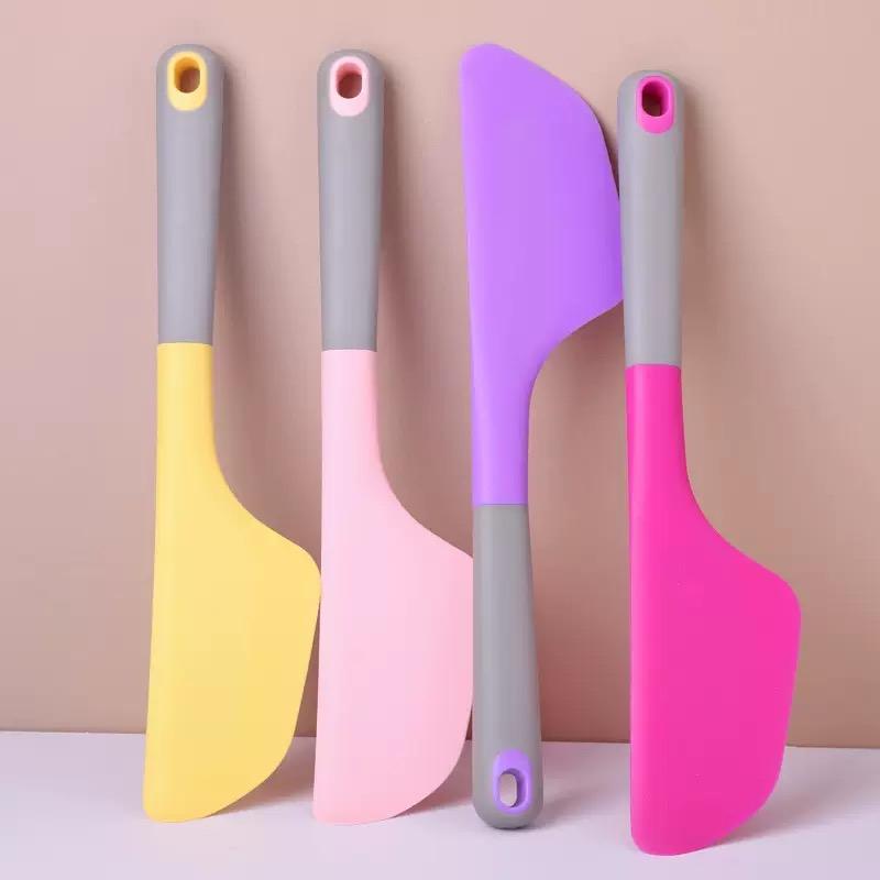 Large silicone spatula, durable and heat-resistant and easy to clean, silicone material is flexible and easy to use, ideal for stirring, spreading, baking, Ideal home kitchen tool