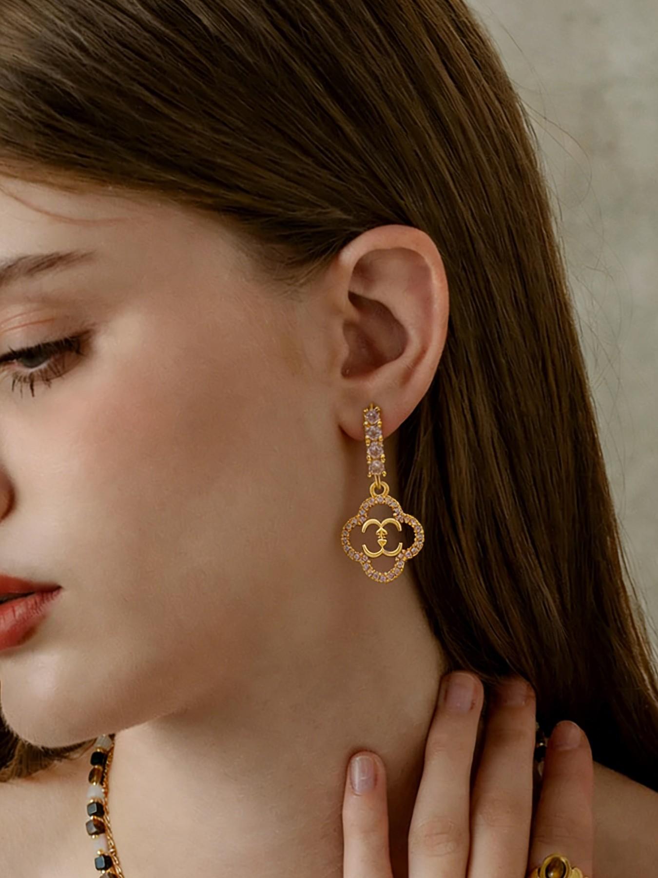 Four-leaf clover drop earrings, zircon four-leaf flower earrings, durable, colorfast, and hypoallergenic material, suitable for women's clothing and versatile accessories