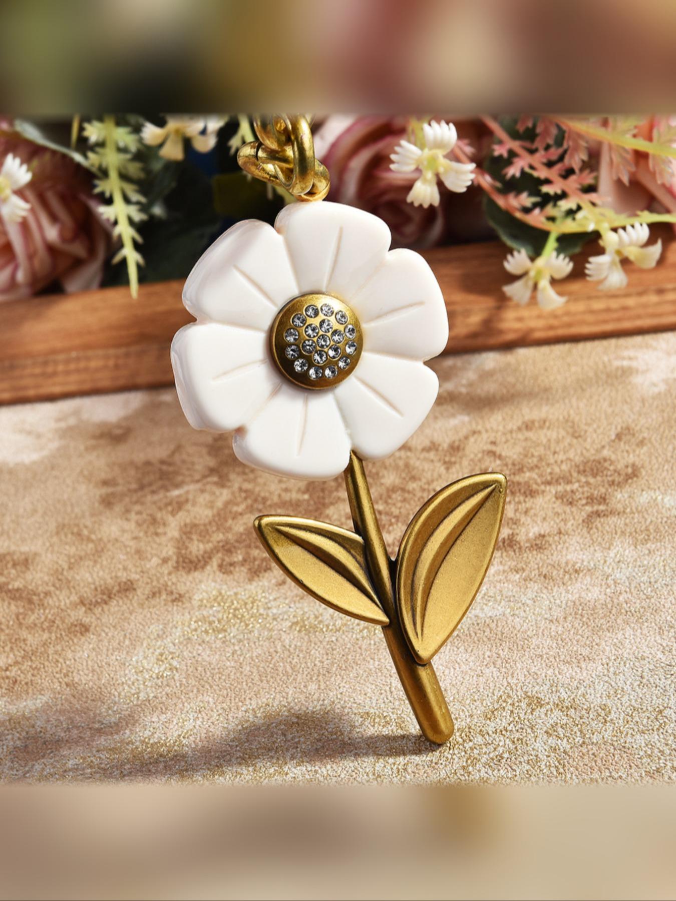 Women's Fashion Sunflower Keychain Pendant, New Year Bag Charm Accessory, Stylish Statement Piece for Bags & Clothes