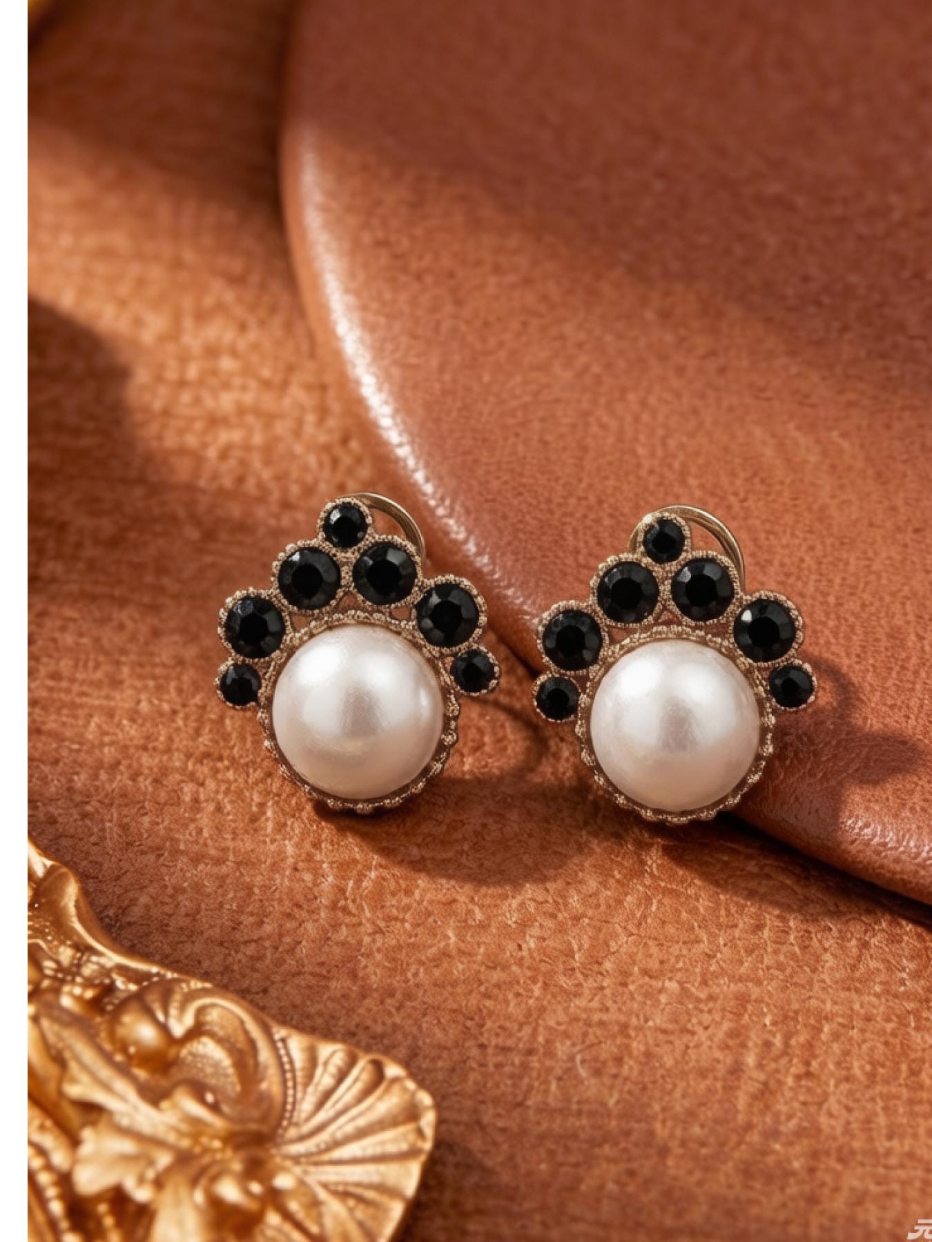 1 pair of retro and elegant pearl studded diamond earrings, suitable for daily commuting, vacation and dating, and also a surprising and exquisite small gift.