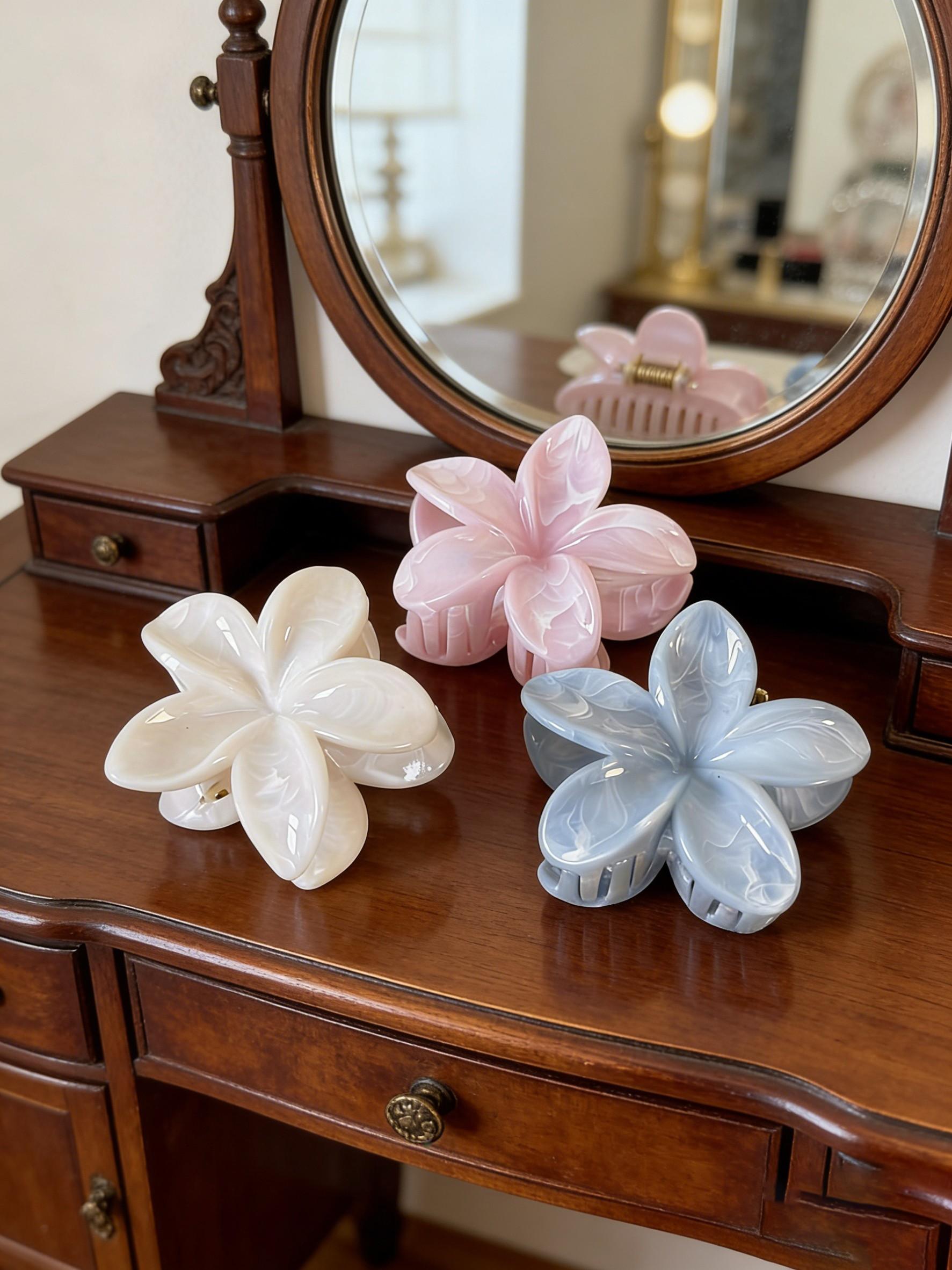 Elegant Floral Hair Clip for Women, Perfect for Bun Hairstyles and Casual Looks, Autumn Wavy Hair Accessory, Stylish and Versatile Design