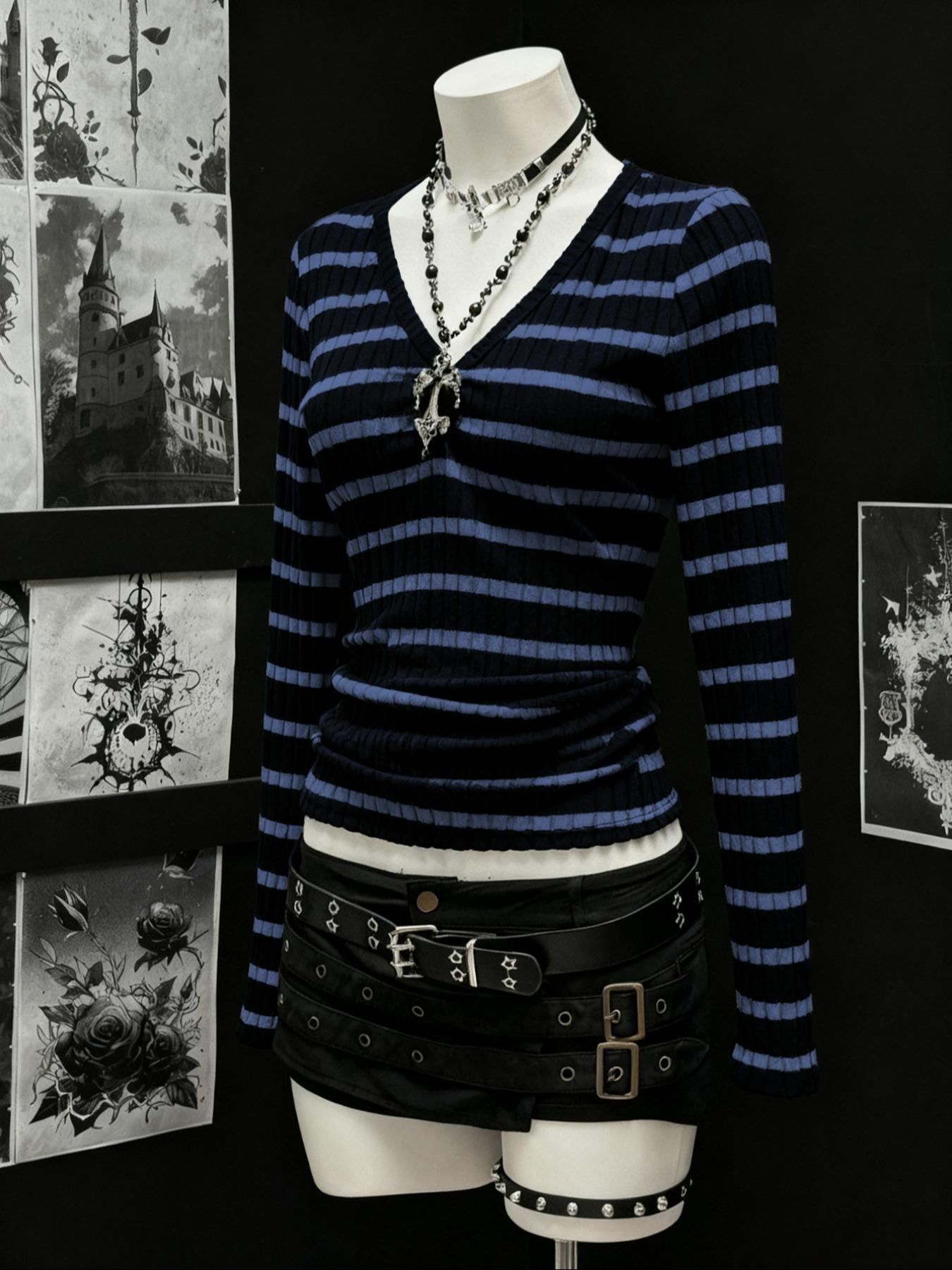 Women's long sleeved and short sleeved T-shirt Casual Gothic style black gray striped V-neck slim fitted knit top, with a close fitting knit material that looks slim and creates a niche Gothic atmosphere.