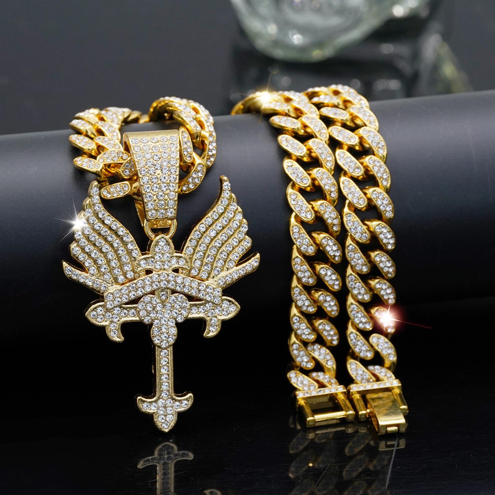 Full-diamond winged pendant, fashionable and creative alloy Cuban chain, personalized trendy necklace accessory