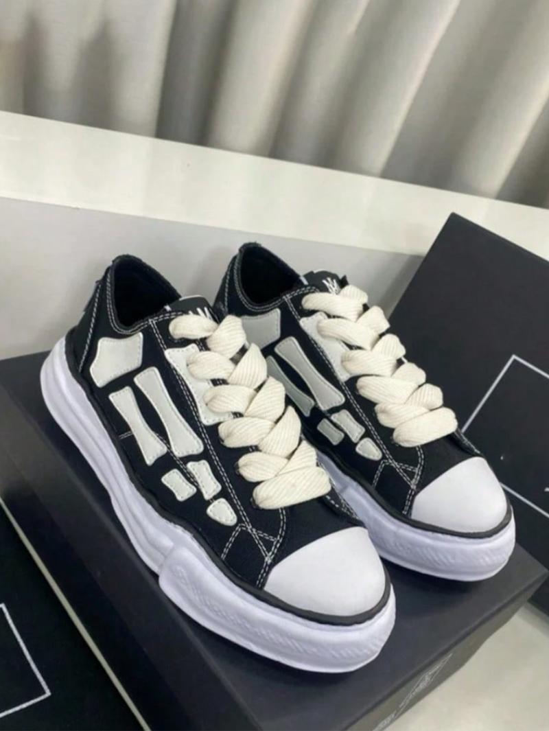 Unisex skate shoes, canvas slip-ons with wrapped soles, stylish low-top sneakers, trendy and comfortable versatile footwear for both men and women, outdoor athletic shoes.