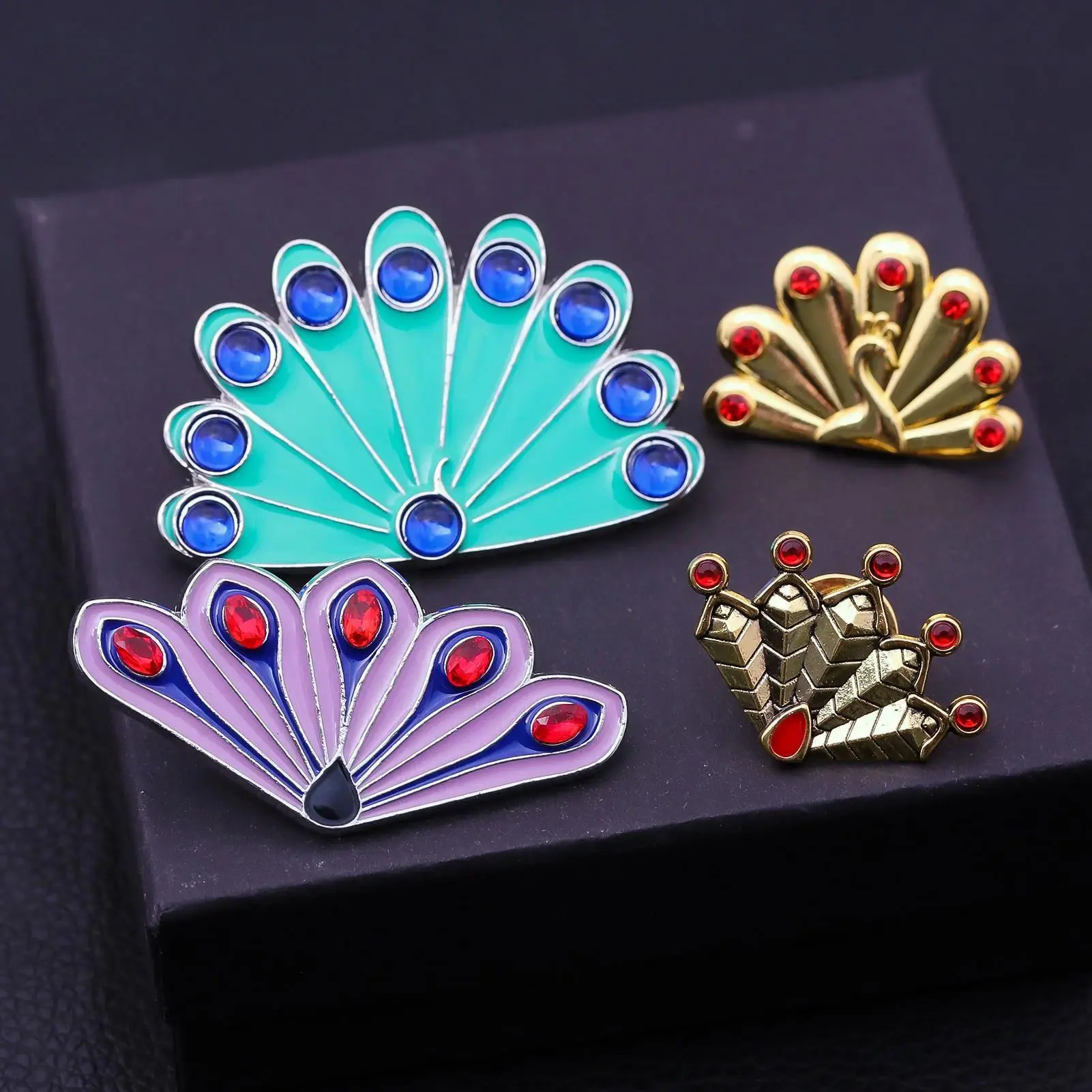 Kids' Exquisite Crystals Brooch Pin Clip - Anime Creative Lapel Pin, Collectible Fantail Peacock Bee Animal Role Play Prop, Backpack Jewelry Gift