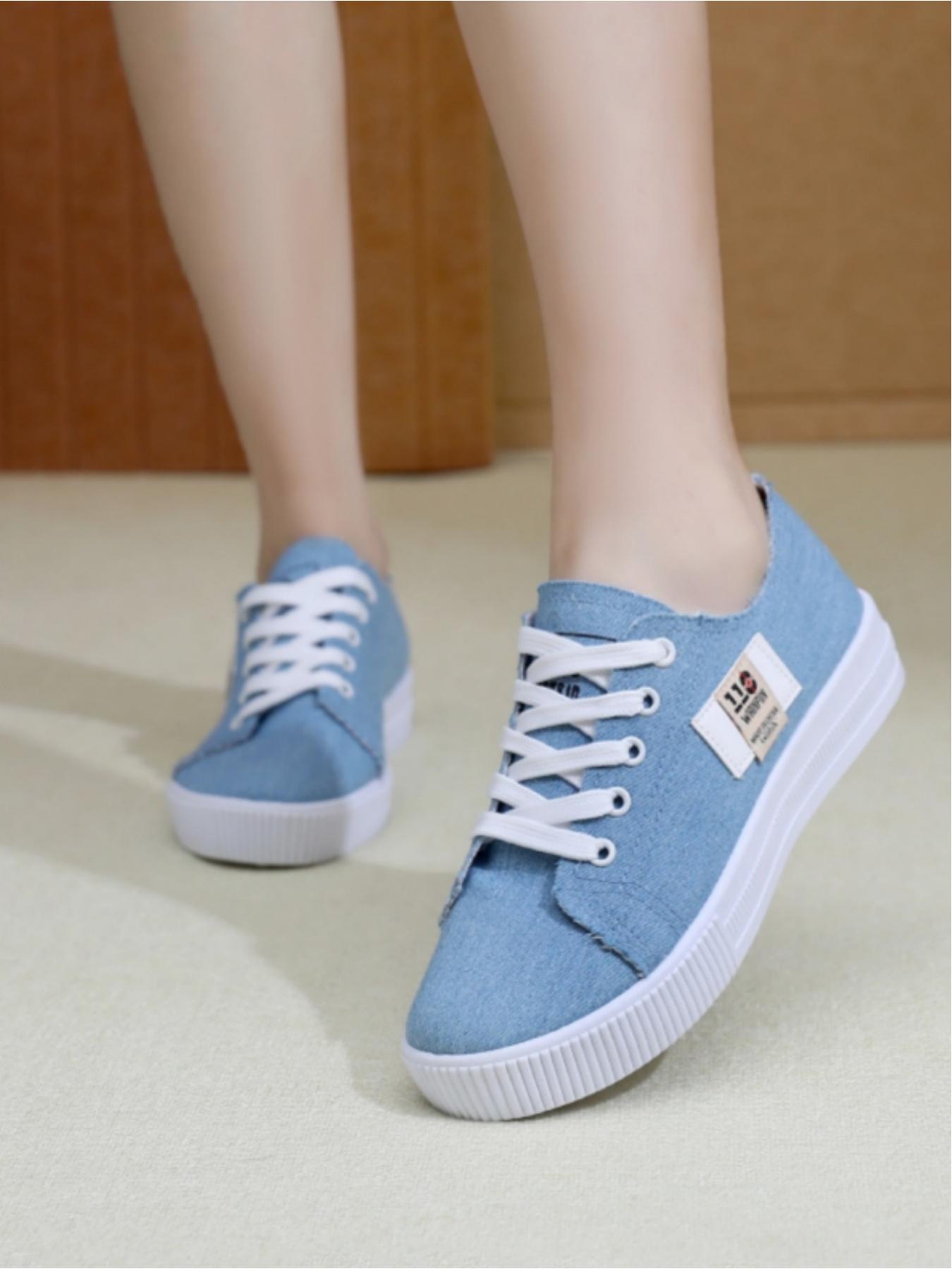 Ladies' casual canvas shoes, made of soft and skin friendly canvas material, with a thick white sole that is lightweight and resilient. Available in multiple colors, this simple and versatile style is ideal for daily commuting and campus wear