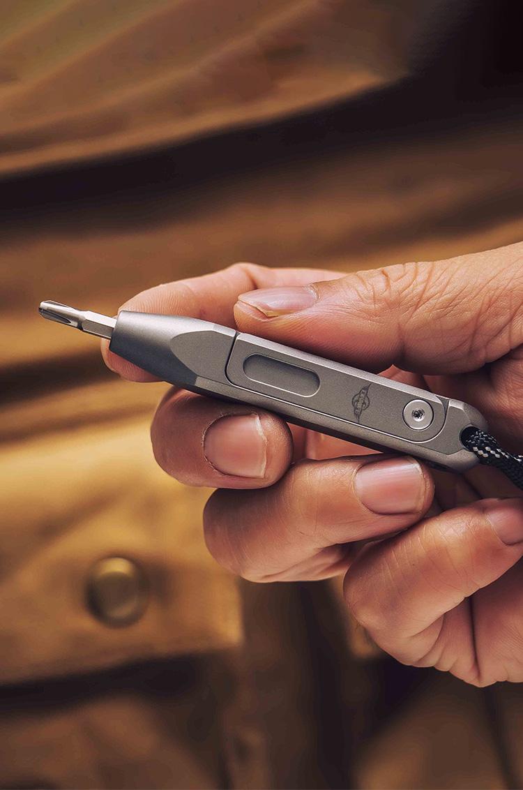 Otacle D1 EDC Titanium Multi-Bit Pocket Screwdriver, 8 in 1 Mini Screwdriver Set Magnetic Repair Multitool