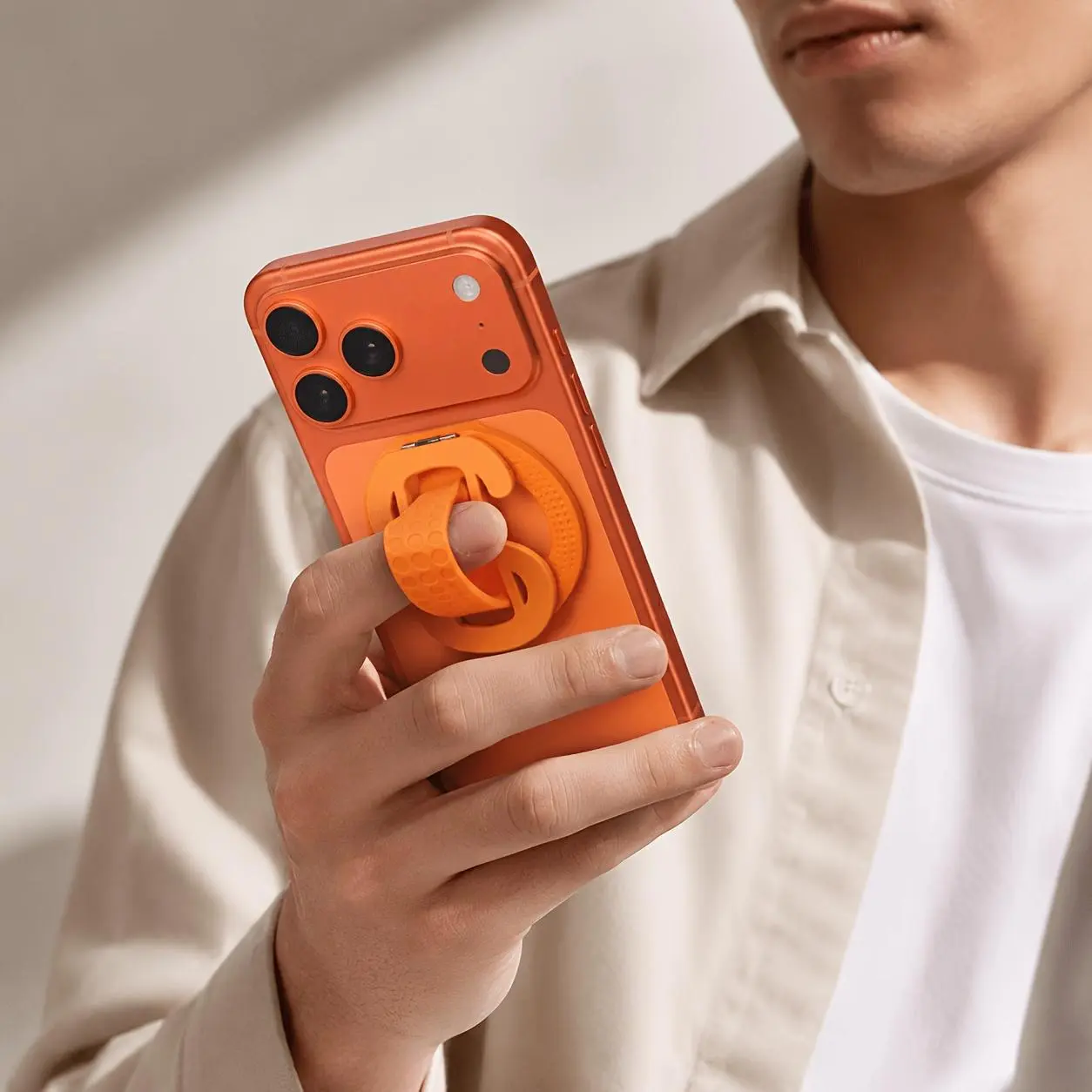 Luxury Metal Material Mobile Phone Magnetic Bracket, Suitable for Apple Series Mobile Phone Brackets, Soft Handheld Strap, One Second Suction Cup to Fix the Phone, Bracket Can Rotate to Support the Desktop, Freeing up Hands.