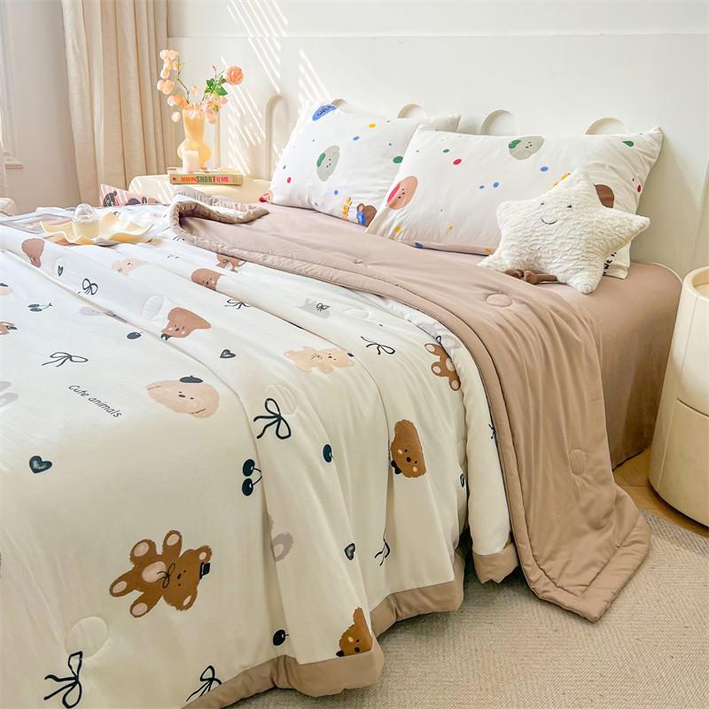 1 piece summer thin quilt with bear pattern, a soft and breathable quilt specially made for air conditioners. This summer cooling quilt is skin-friendly, soft, lightweight, suitable for spring and summer, breathable, thin and light, can be machine washed.
