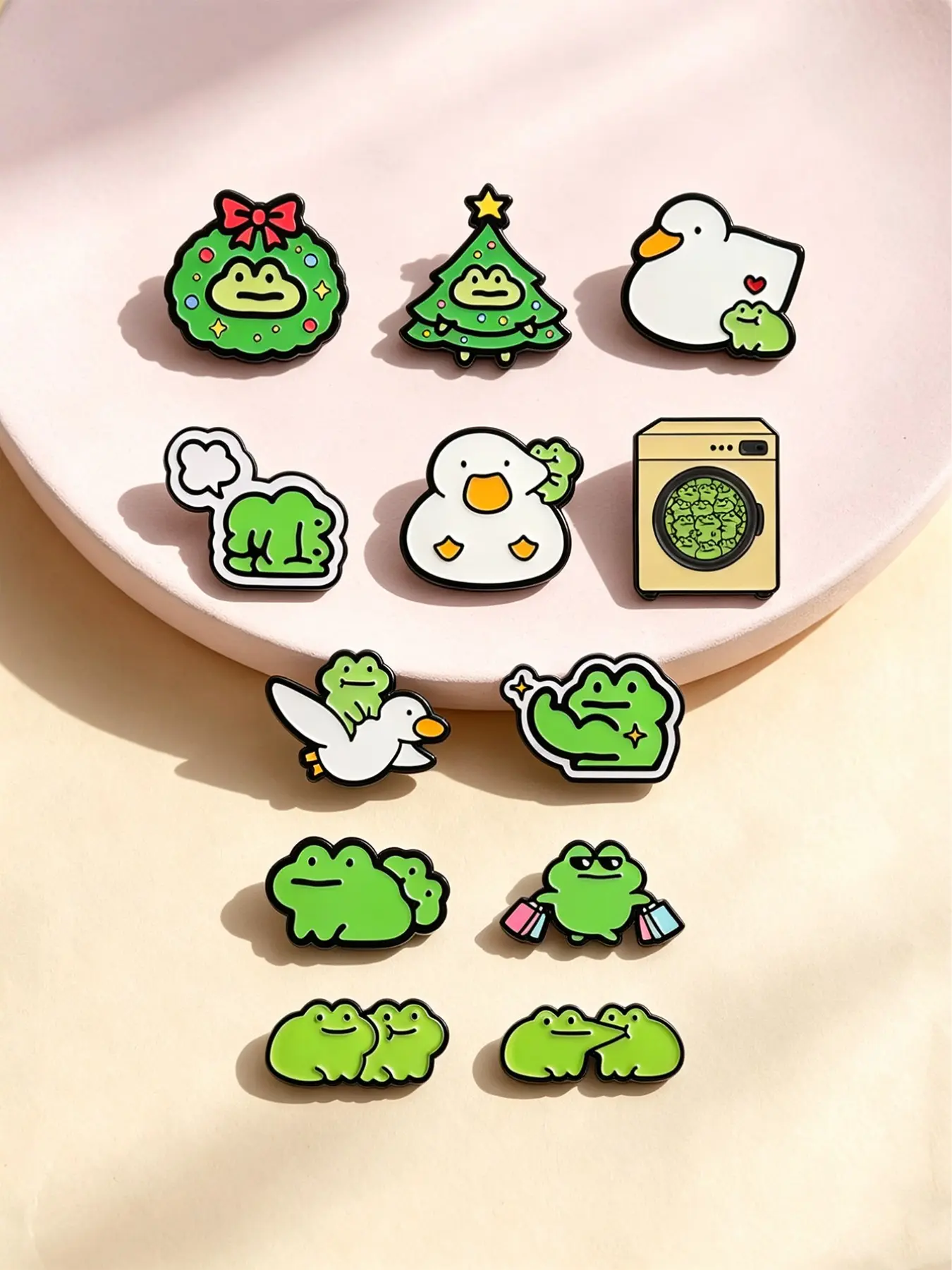 12pcs Cute Cartoon Frog Enamel Pins Set, Fun Christmas Muscle Shopping Frog Badges, Fashion Clothing Backpack Accessories, Gift for Frog Lovers, Brooches