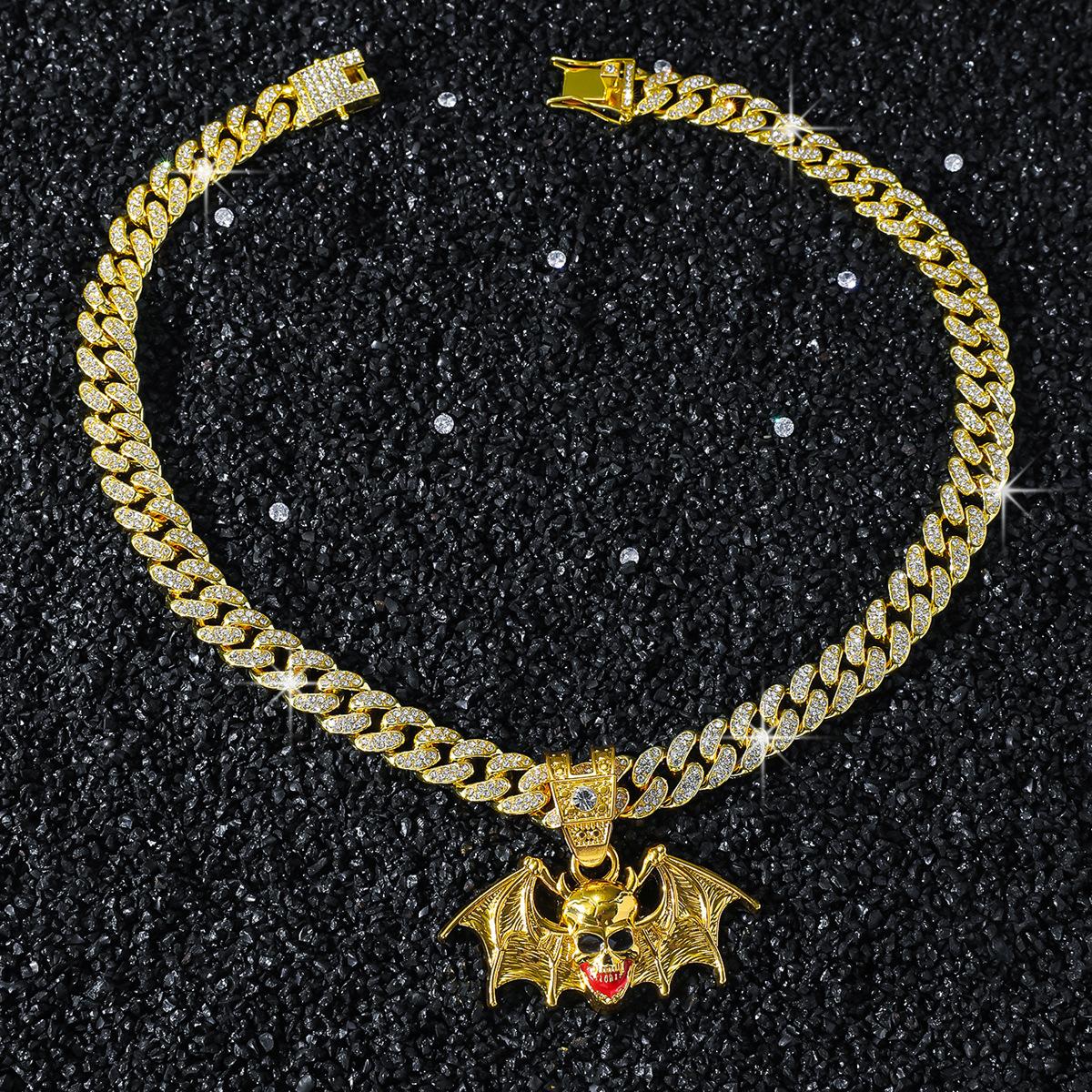 New European and American style personalized men's hip-hop Halloween quirky bat skull pendant necklace