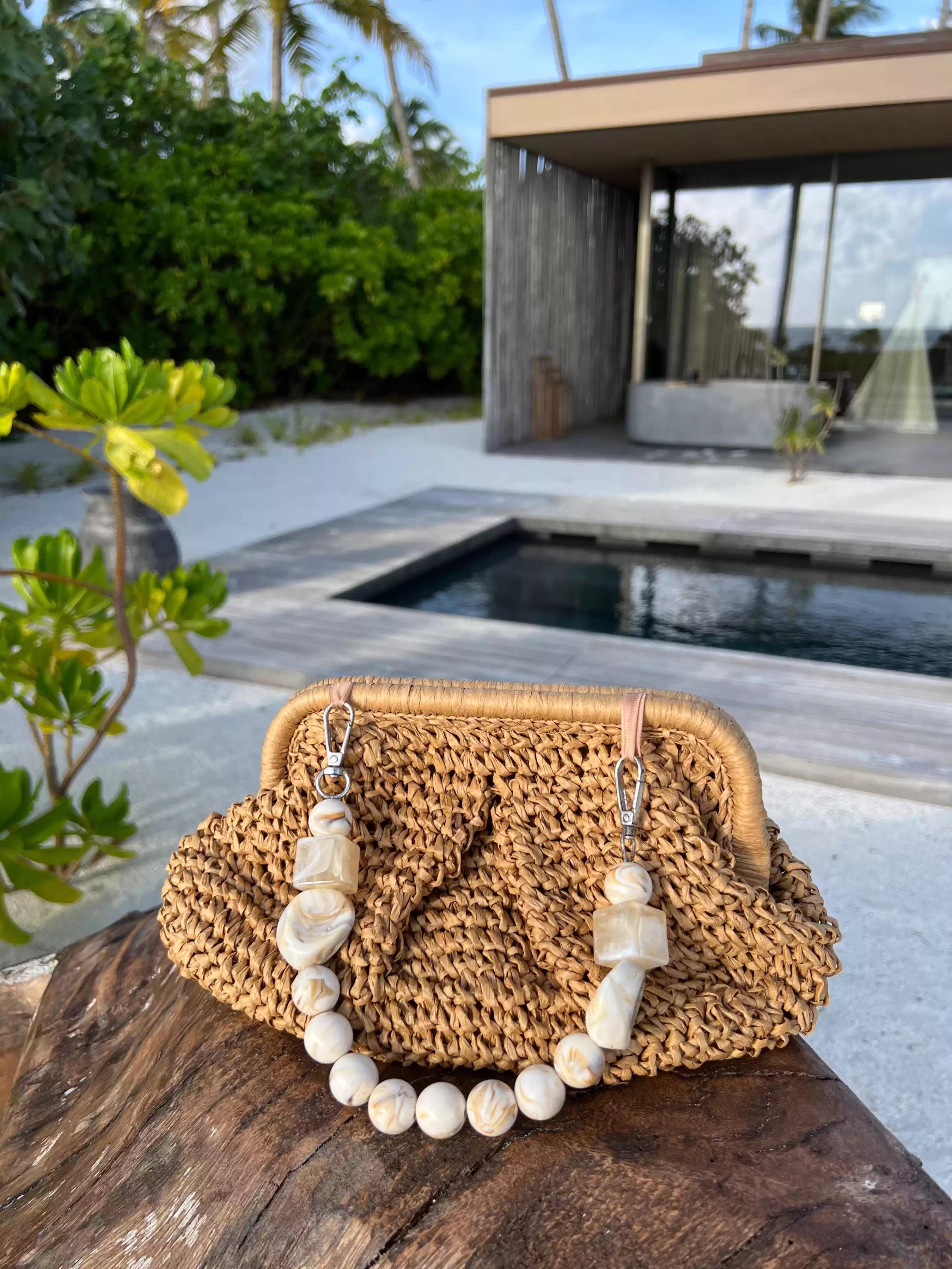Seaside style simple and casual versatile straw woven handbag, bead hanging decoration, cloud pleated bag type, large storage capacity, vacation and leisure style, suitable for daily travel and dates.