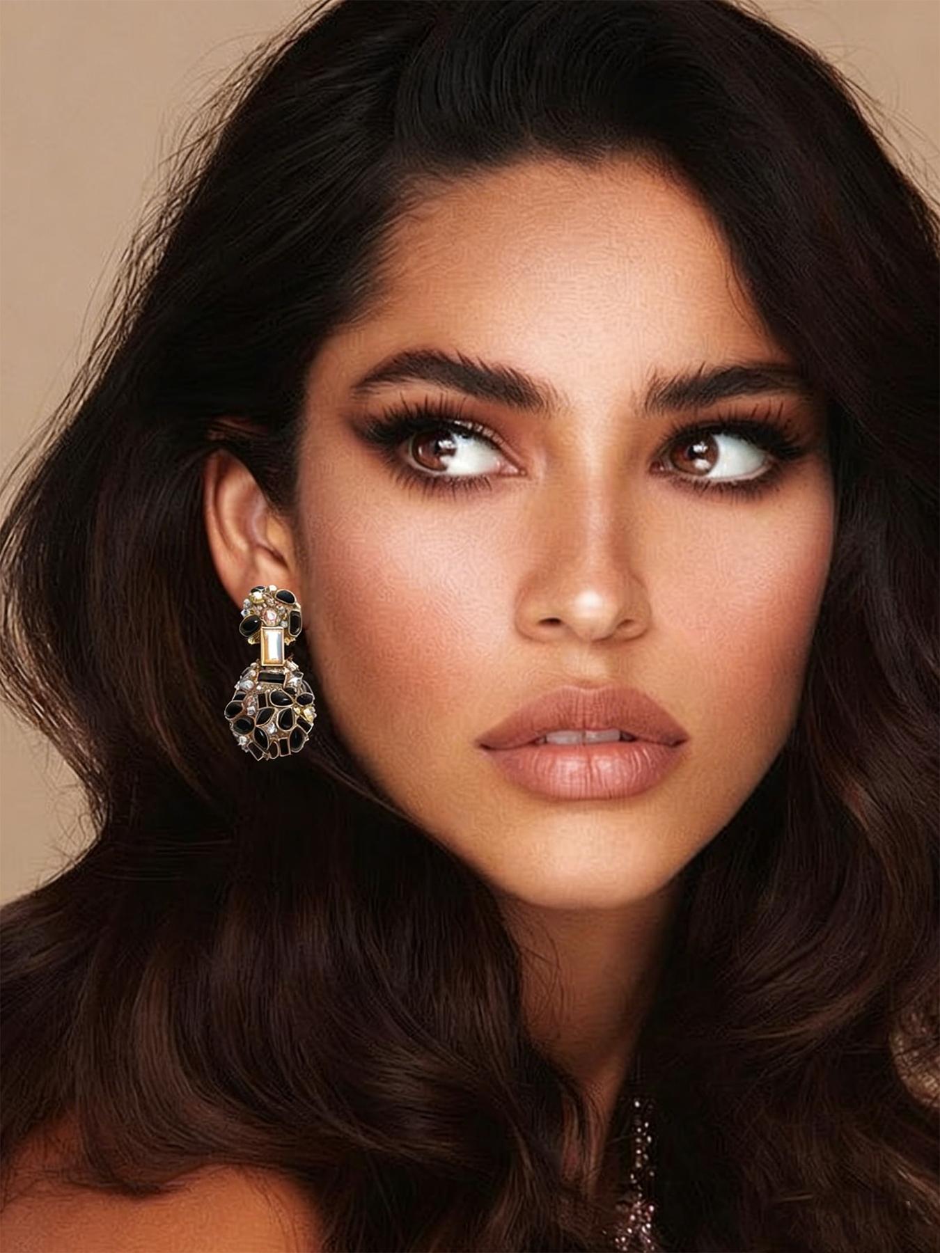 1 pair of fashionable and elegant flower shaped earrings, suitable for daily commuting, vacation and dating, and also a surprising and exquisite small gift.