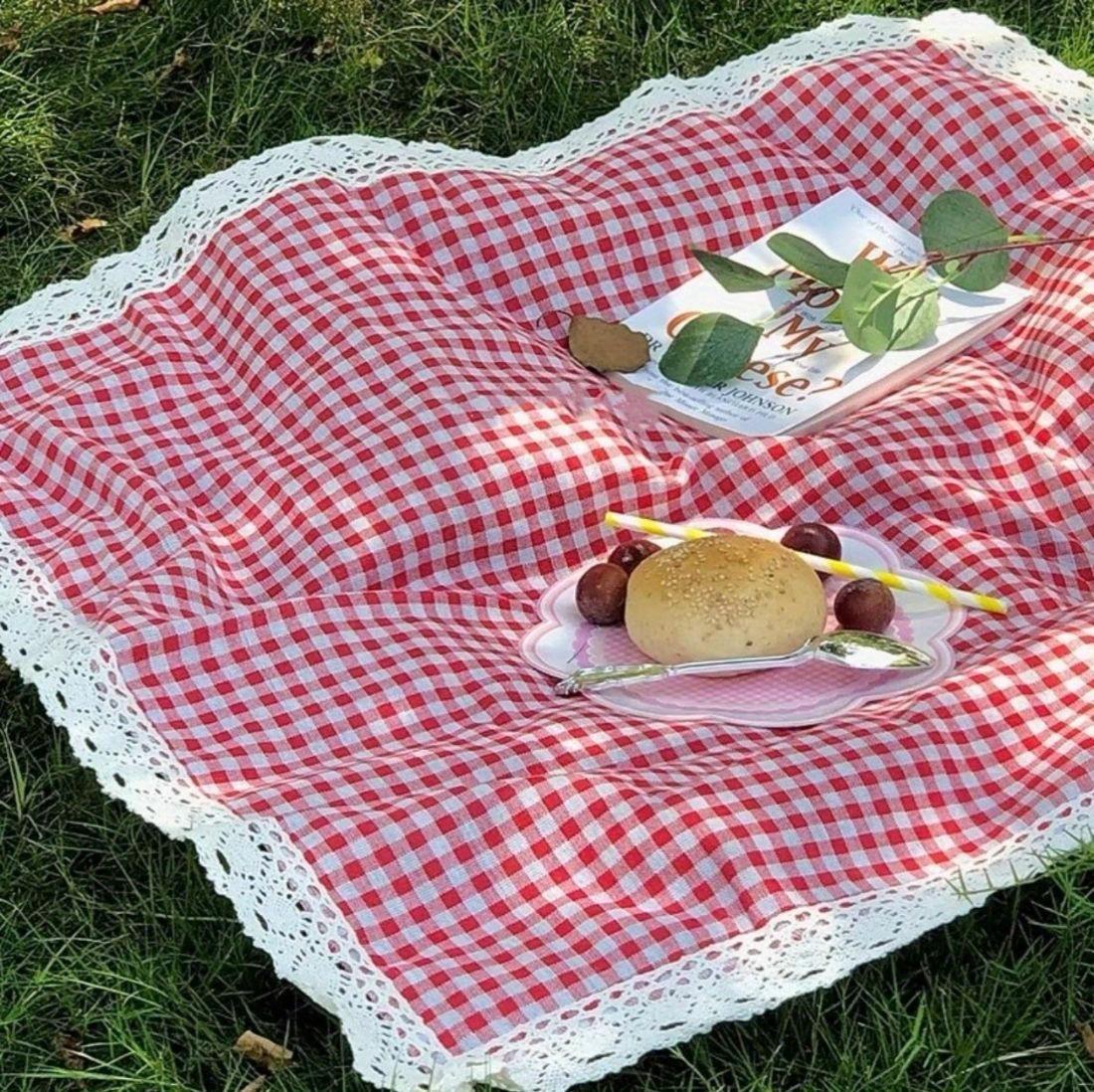 RV mat, summer outdoor picnic mat, red checkered lace design, thick and portable, suitable for camping, beach, lawn, and photography, Lightweight picnic mat