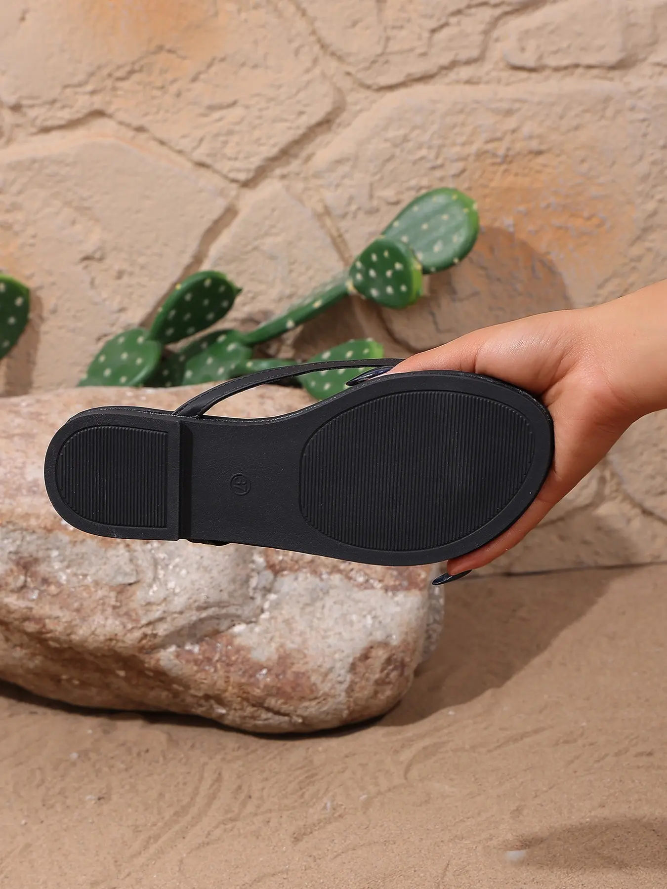 Simple smooth basic flip-flops for women, summer soft-soled anti-slip beach sandals, casual everyday slip-on shoes