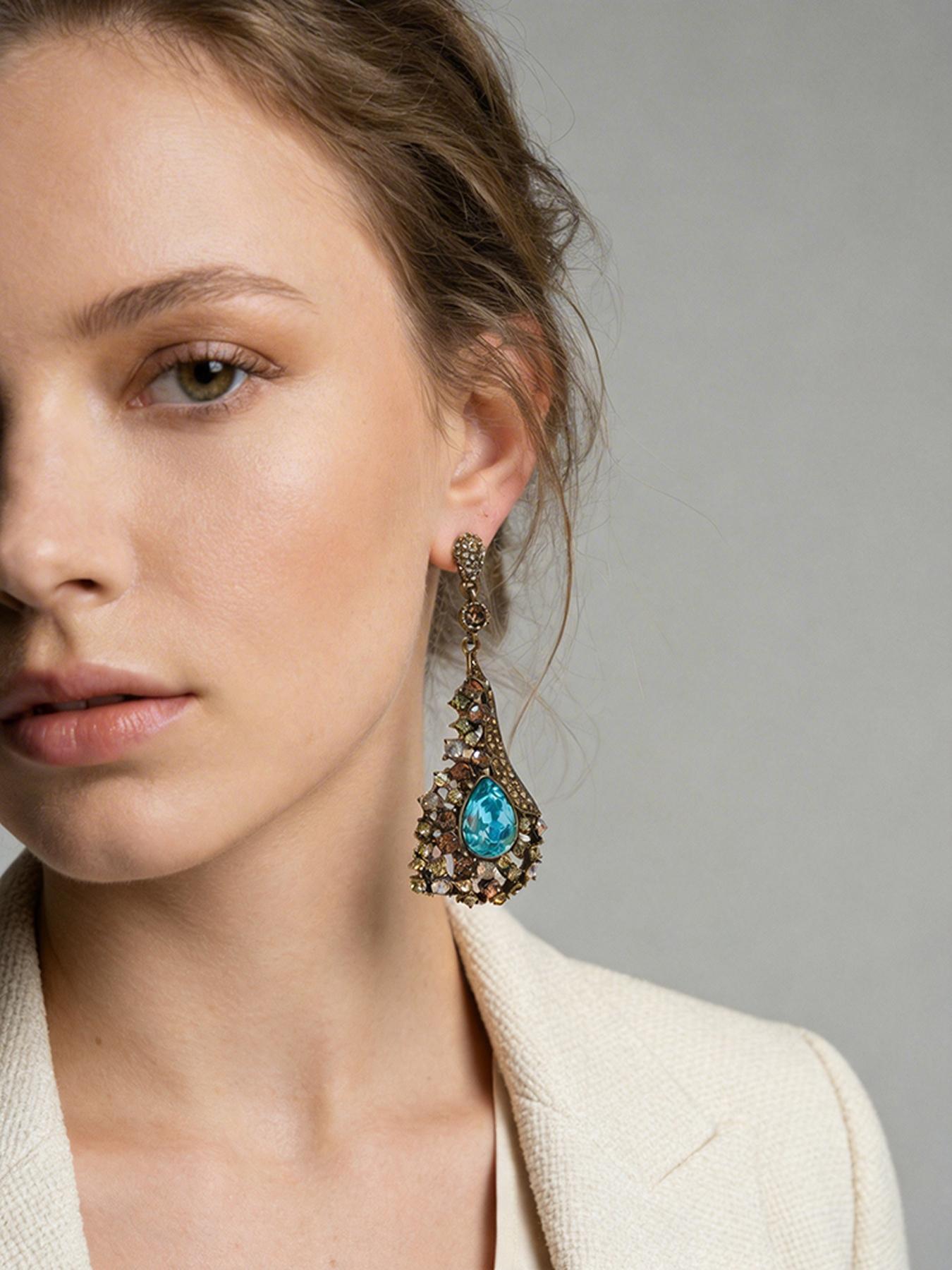 A pair of vintage noble teardrop shaped sapphire pendant earrings, suitable for daily wear, vacation dates, and other occasions, and also a surprising and exquisite small gift.