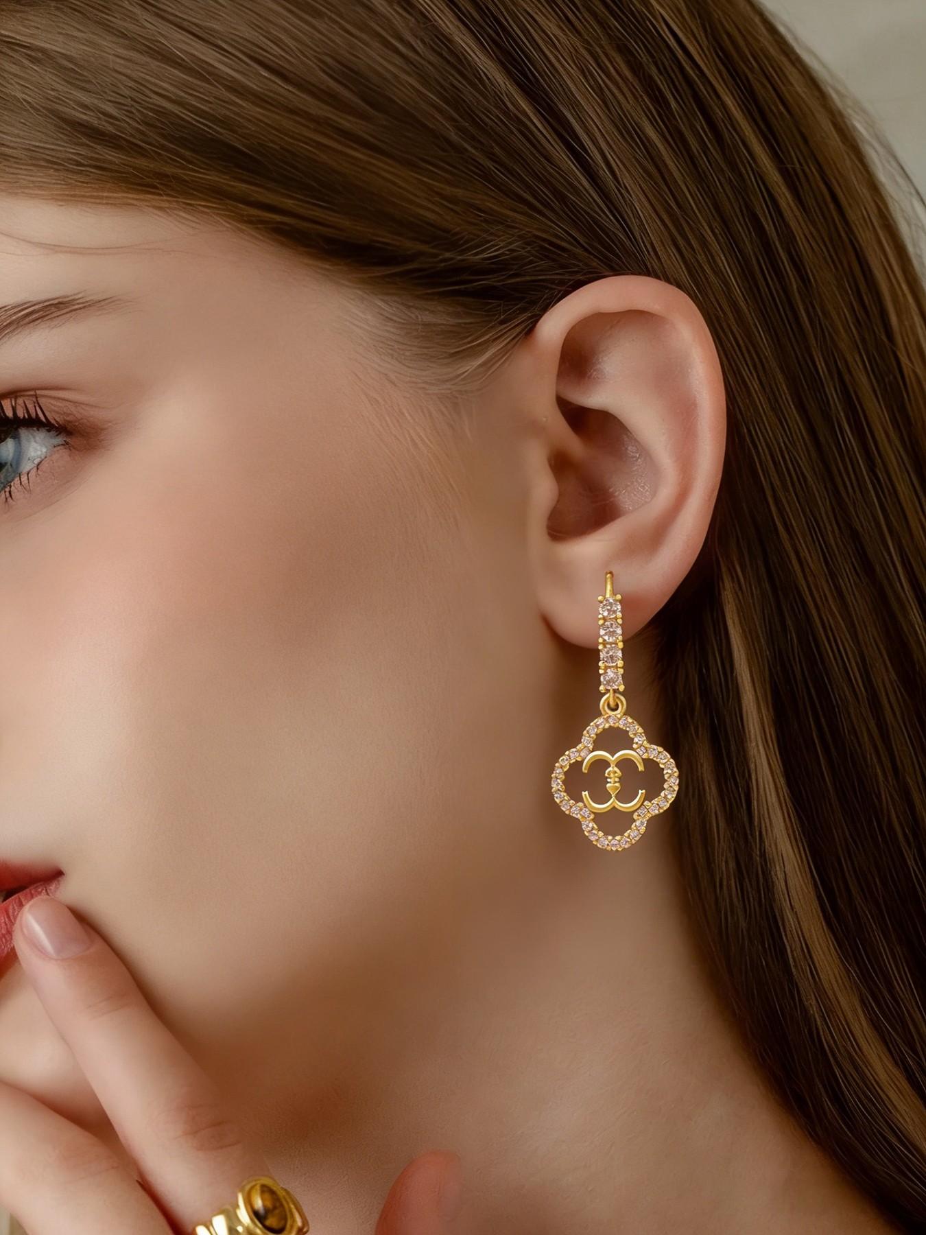 Four-leaf clover drop earrings, zircon four-leaf flower earrings, durable, colorfast, and hypoallergenic material, suitable for women's clothing and versatile accessories