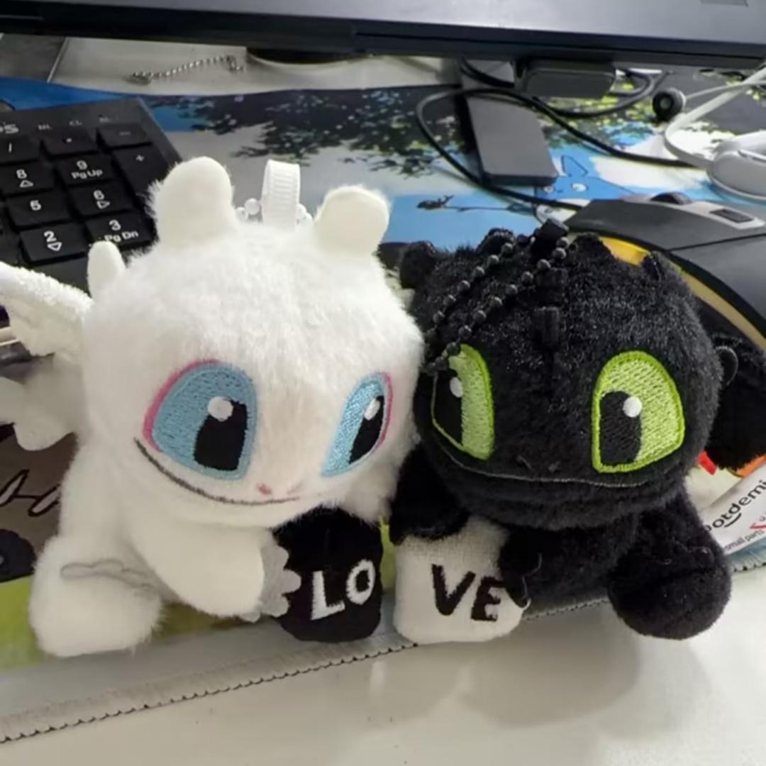 Authentic Collaboration Global Dragon Trainer Toothless Bag Charm,Toothless Love Magnet Hanging Decoration,  Valentine's Day Gift, Couple Keychain.One pair (black + white)