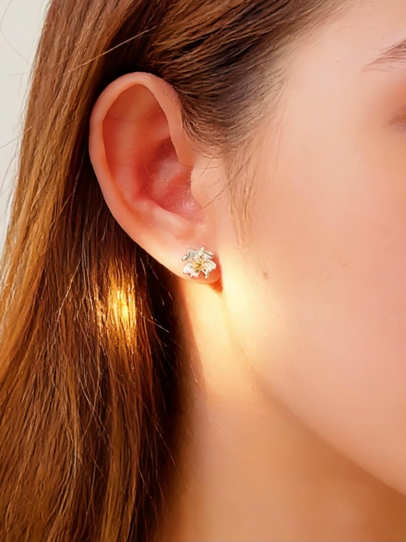 1 pair of fashionable and luxurious delicate four leaf clover earrings, ladies' sweet and fresh flower earrings, suitable for daily party wear