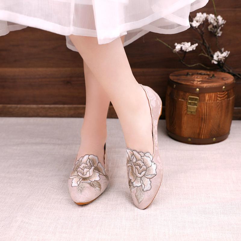 Retro style embroidered shoes, flat shoes, old Beijing new Chinese cloth shoes, rubber soles, soft rubber sewing shoes, women's models