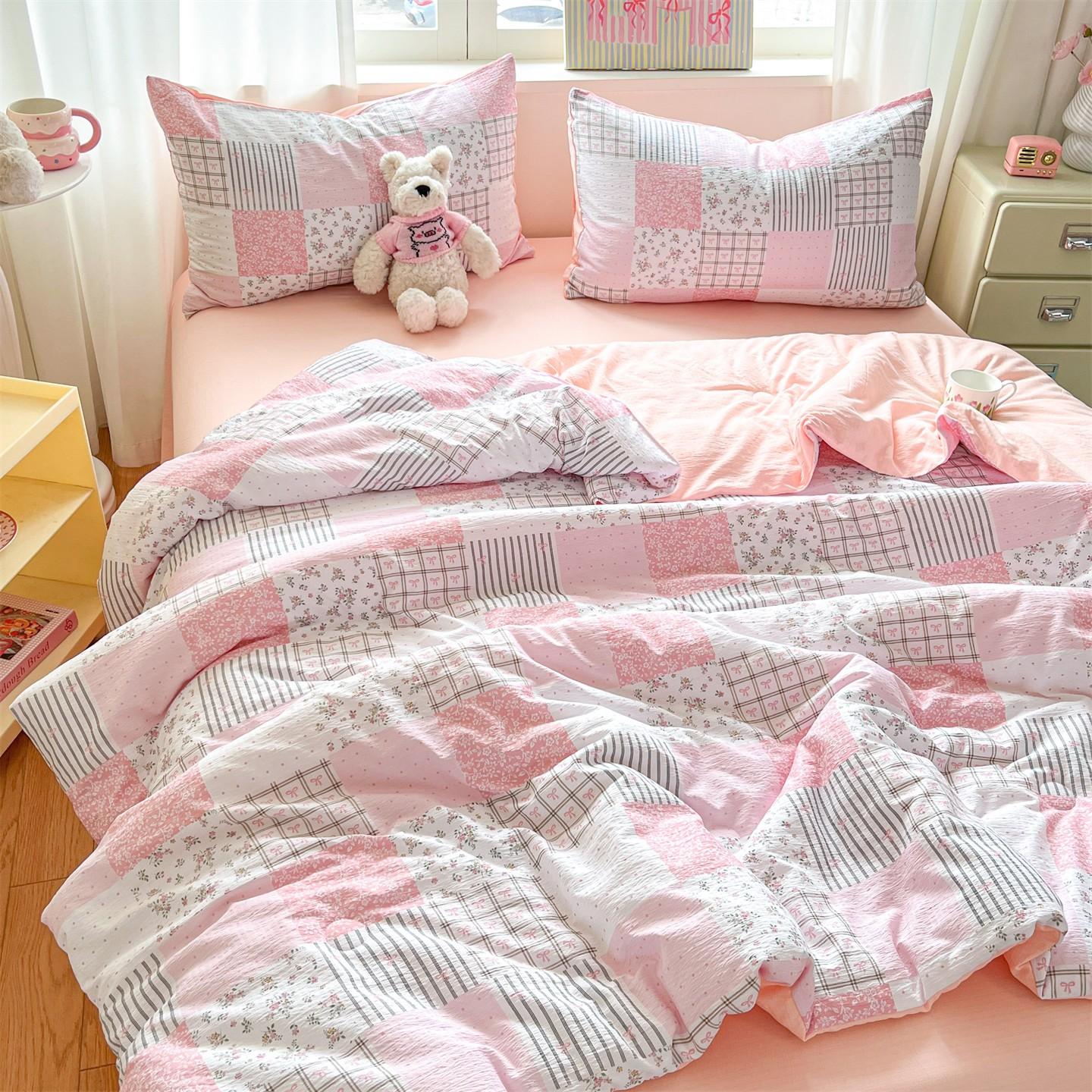 Rustic-style patchwork floral print summer lightweight blanket—an ultra-soft, skin-friendly blanket perfect for air-conditioned rooms and summer cooling. Ideal for use in summer bedrooms, offices, on beds, in living rooms, and for home relaxation