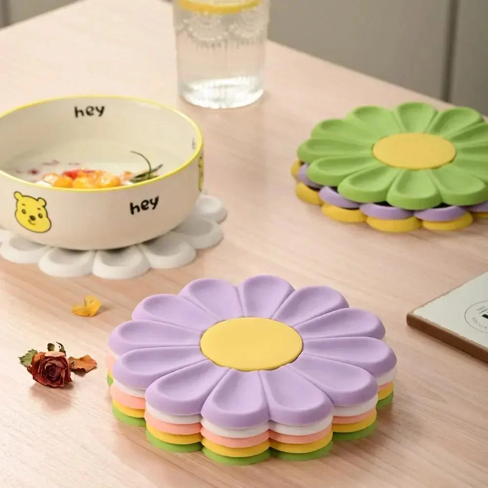 Daisy Silicone Coaster, Heat-Resistant Drink Coaster & Table Protector, Cute Flower-Shaped Anti-Scald Mat for Cups, Mugs & Glasses, Decorative Kitchen, Dining Table, Coffee Bar & Home Decor