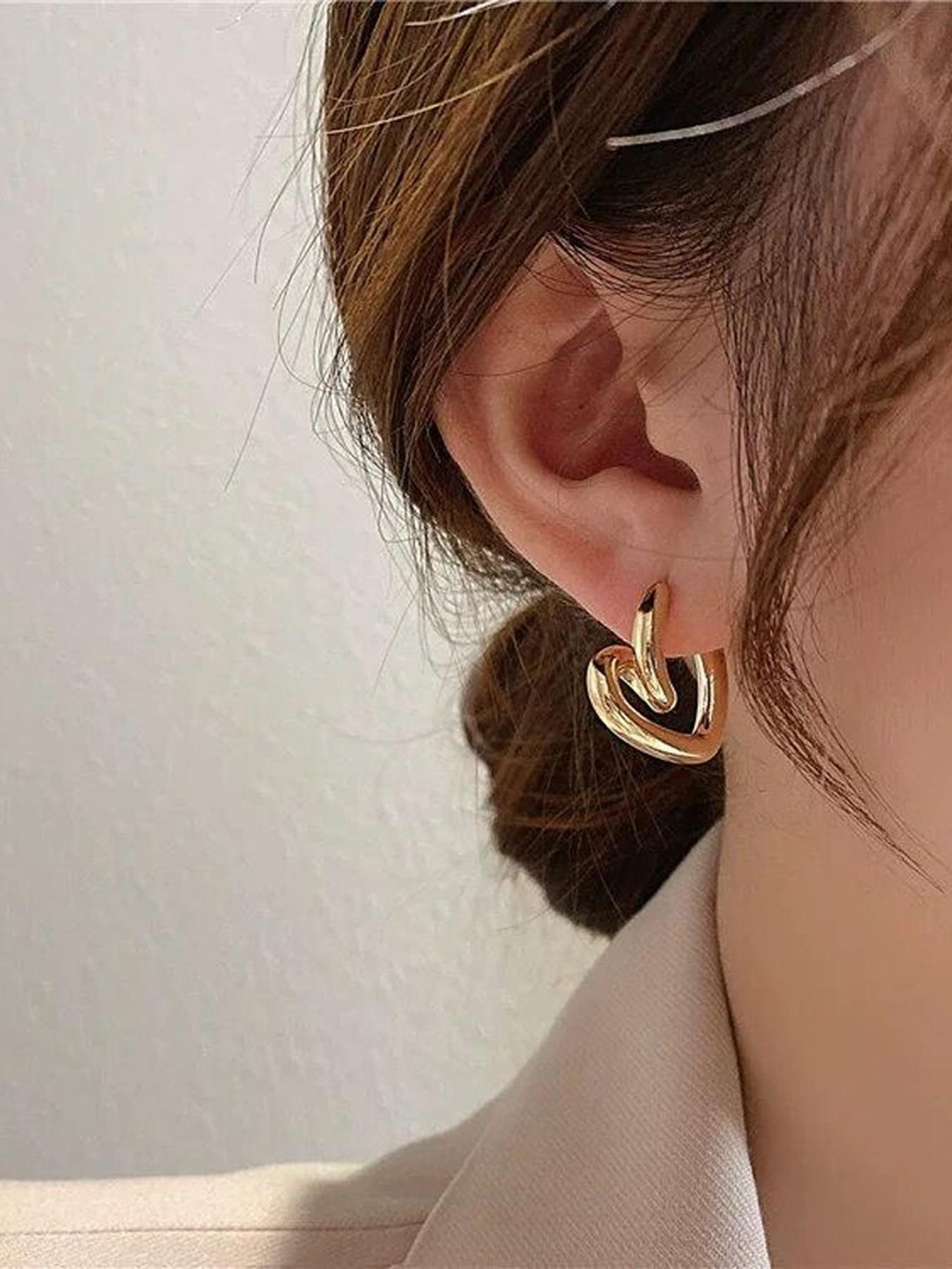Women's Heart-Shaped Metal Ear Studs, Korean Style Minimalist Design, Cold-Weather Fashion Accessory, Unique Women Jewelry