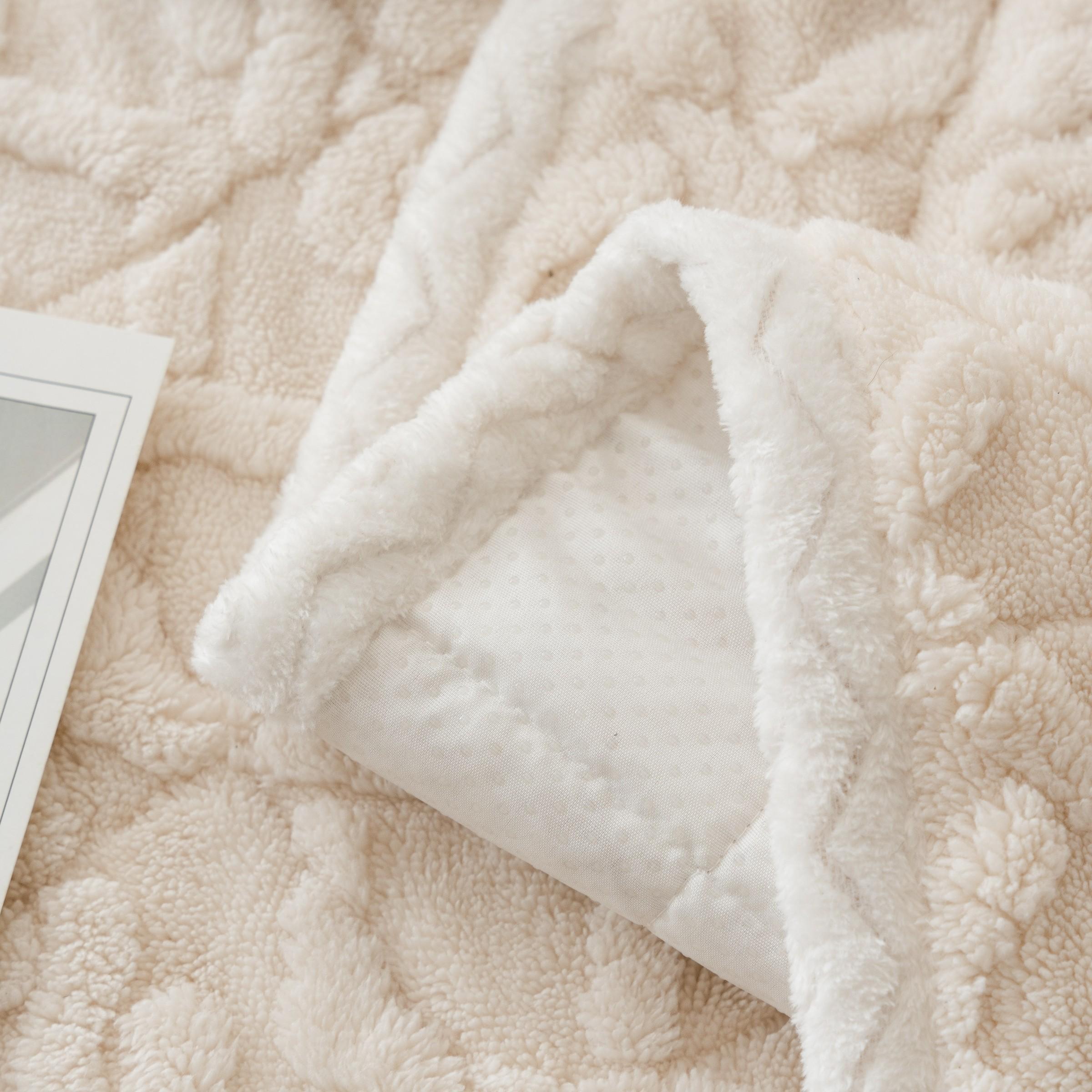 Simple Solid Velvet Sofa Cushion, European Style Soft Sofa Pad, Durable and Fashionable Furniture Accessory, All-Season Couch Protector