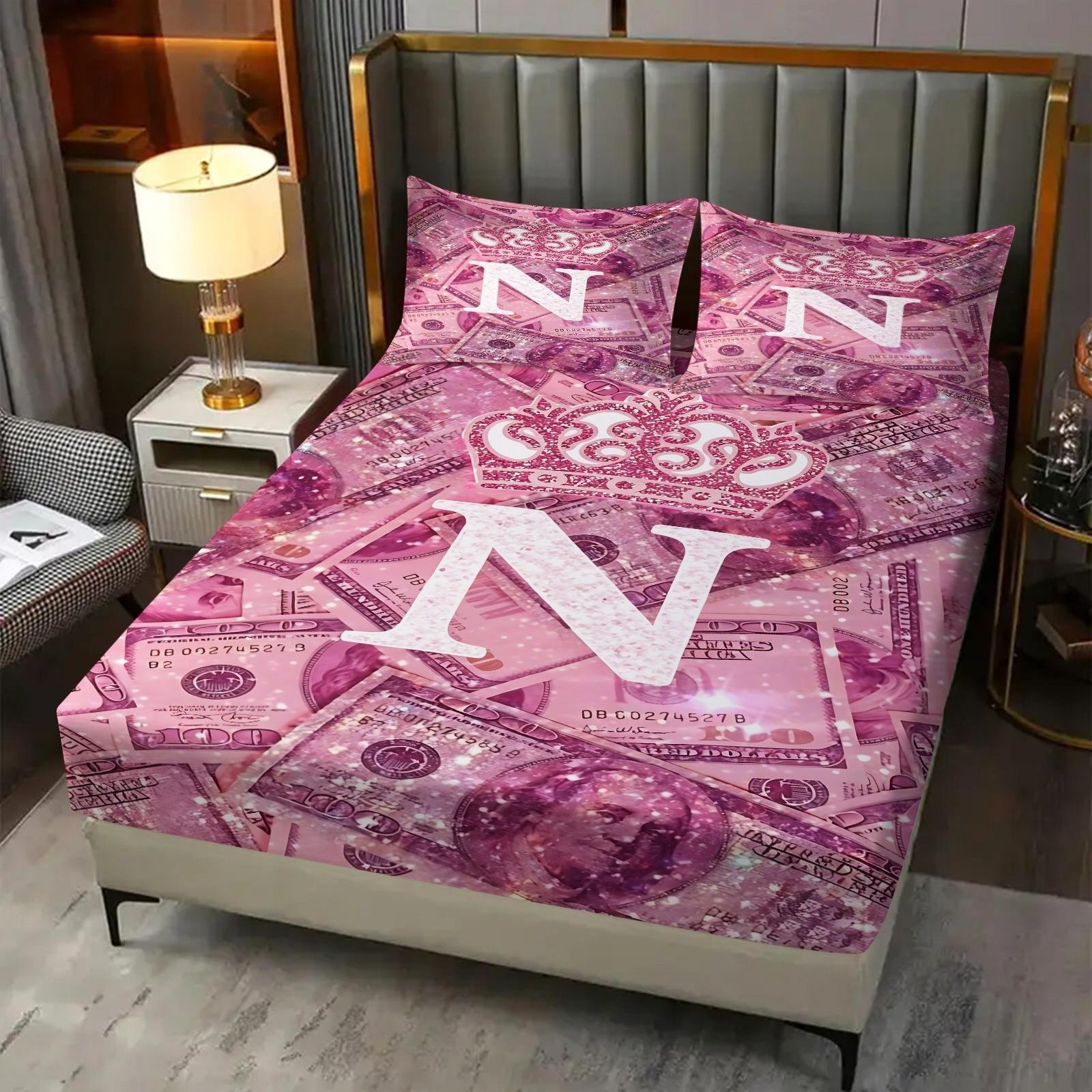 3pcs 100% Polyester / Luxury Aesthetic Pink Dollar Print Fitted Sheet Set / Glamorous Crown and 26 Letter Pattern / Soft Breathable Bedding / Easy Care Machine Washable Bed Sheet Set / One Bed Sheet + Two Pillowcases [Do Not Contain Fillings]