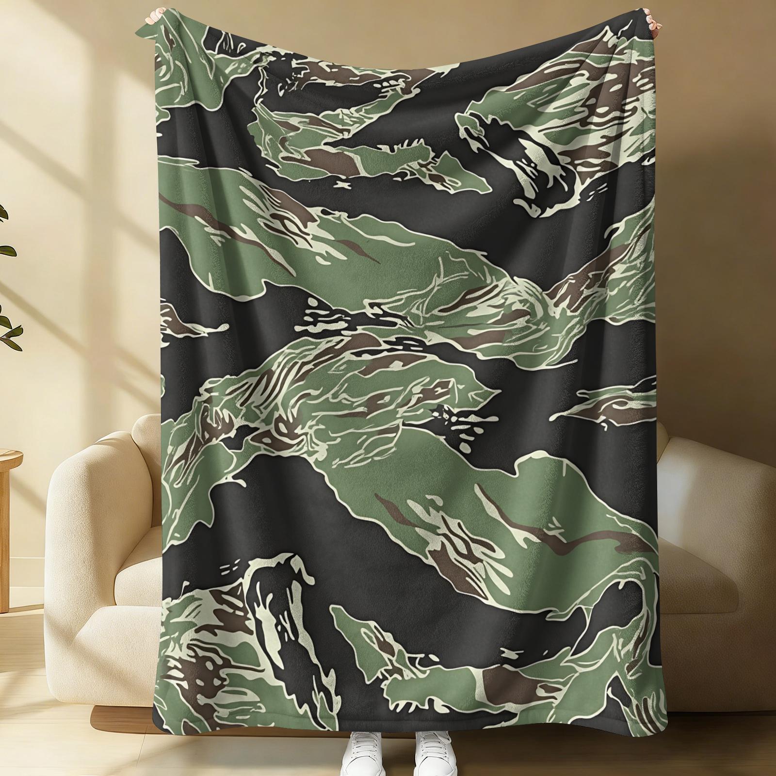 Multicolor Retro Camouflage Print Flannel Throw Blanket, Abstract Camo Pattern Blanket for Summer Air Conditioner Room, Lightweight Cozy Blanket for Bed Sofa Cover Office Nap Car Camping Travel