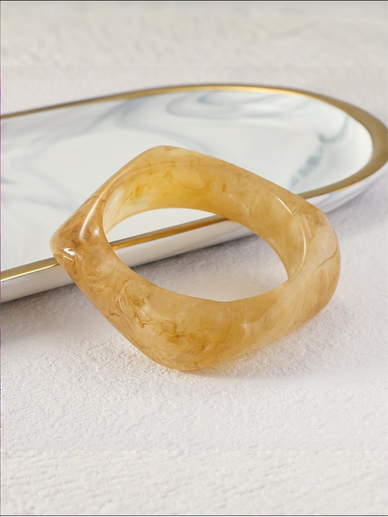 Vintage Acrylic Resin Bracelet for Women, High-End Elegant Band, Unique Style, Small Crowd Exclusive Jewelry Accessory