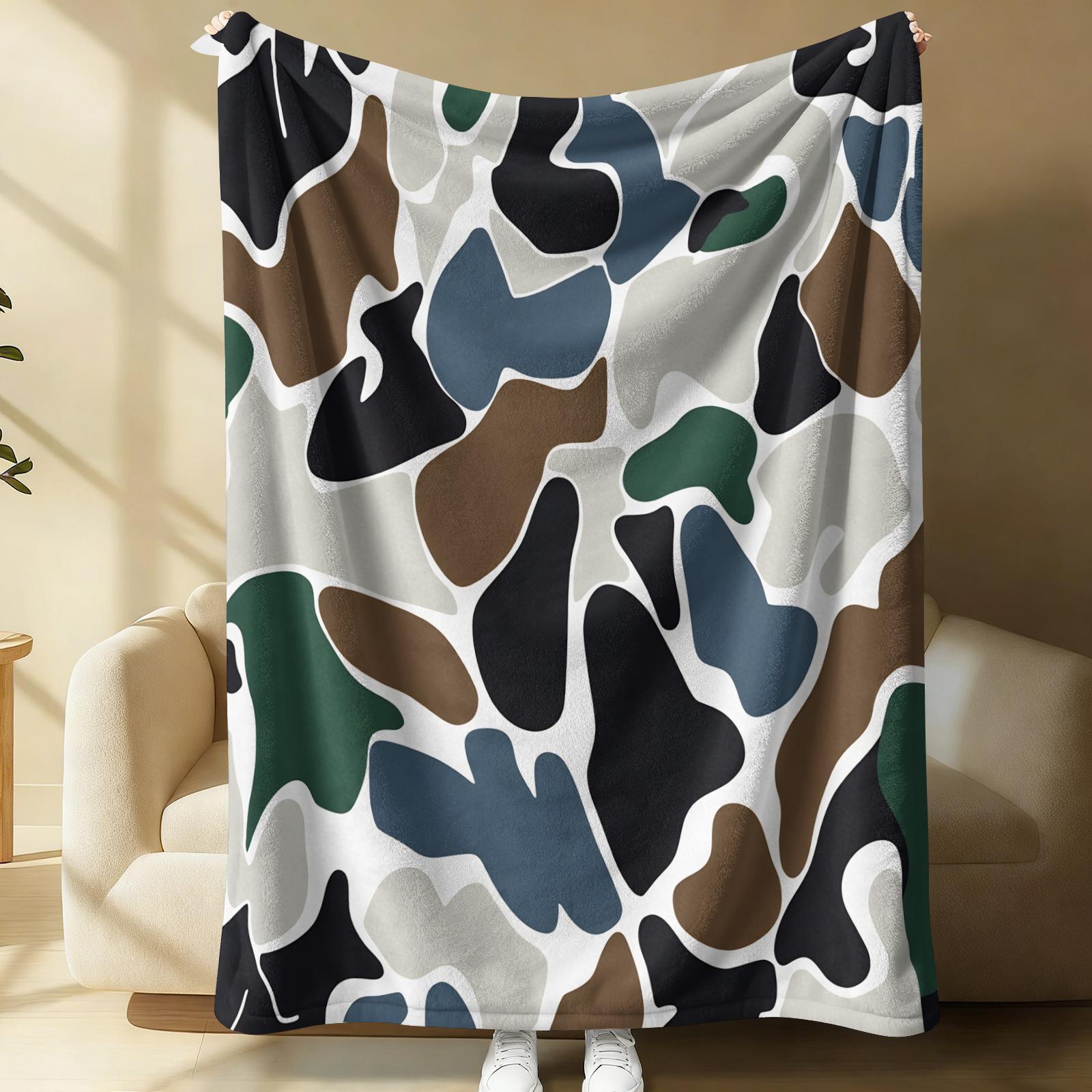 Multicolor Retro Camouflage Print Flannel Throw Blanket, Abstract Camo Pattern Blanket for Summer Air Conditioner Room, Lightweight Cozy Blanket for Bed Sofa Cover Office Nap Car Camping Travel