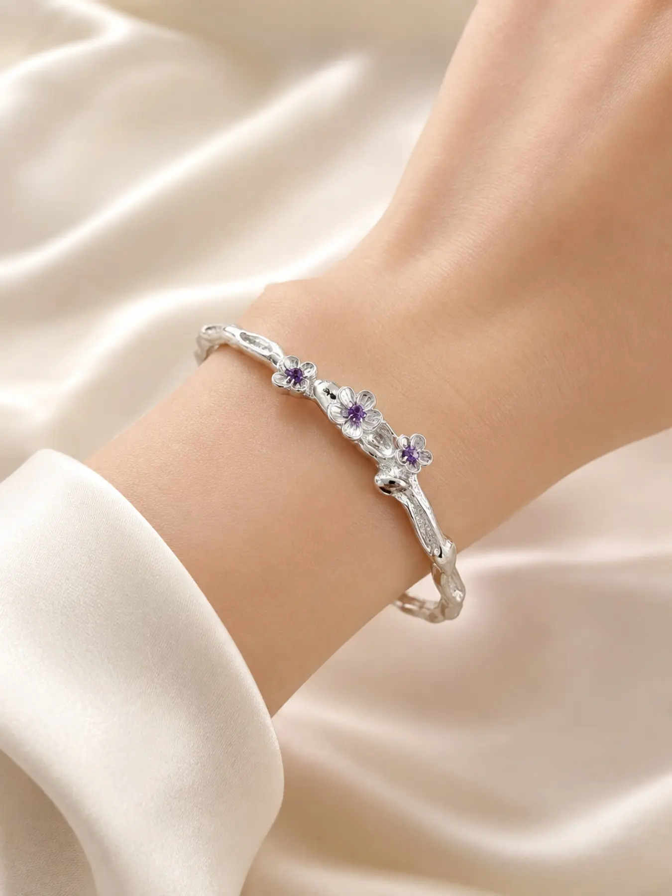 Vintage Chinese Plum Blossom Flower Bracelet for Women, Crystal Open Bangle, Adjustable Cuff, Elegant Oriental Style Jewelry