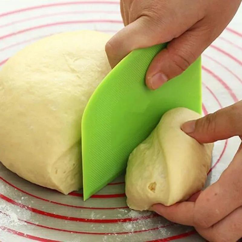 1pcs Multi-functional scraper kitchen dough cutter; soft scraper; baking cake cream scraper; baking kitchen small tool; Kitchen Utensils Tools