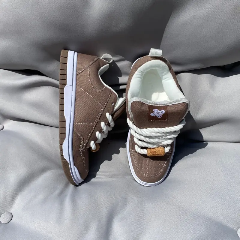 Unisex Coffee Brown Low-Top Canvas Lace-Up Skateboarding Shoes - Wide Fit, Thick Twisted White Rope Laces With Cork Decor, Ultra Thick Padded Tongue, Extended Large Sizes, Trendy Street Footwear For Daily Strolls