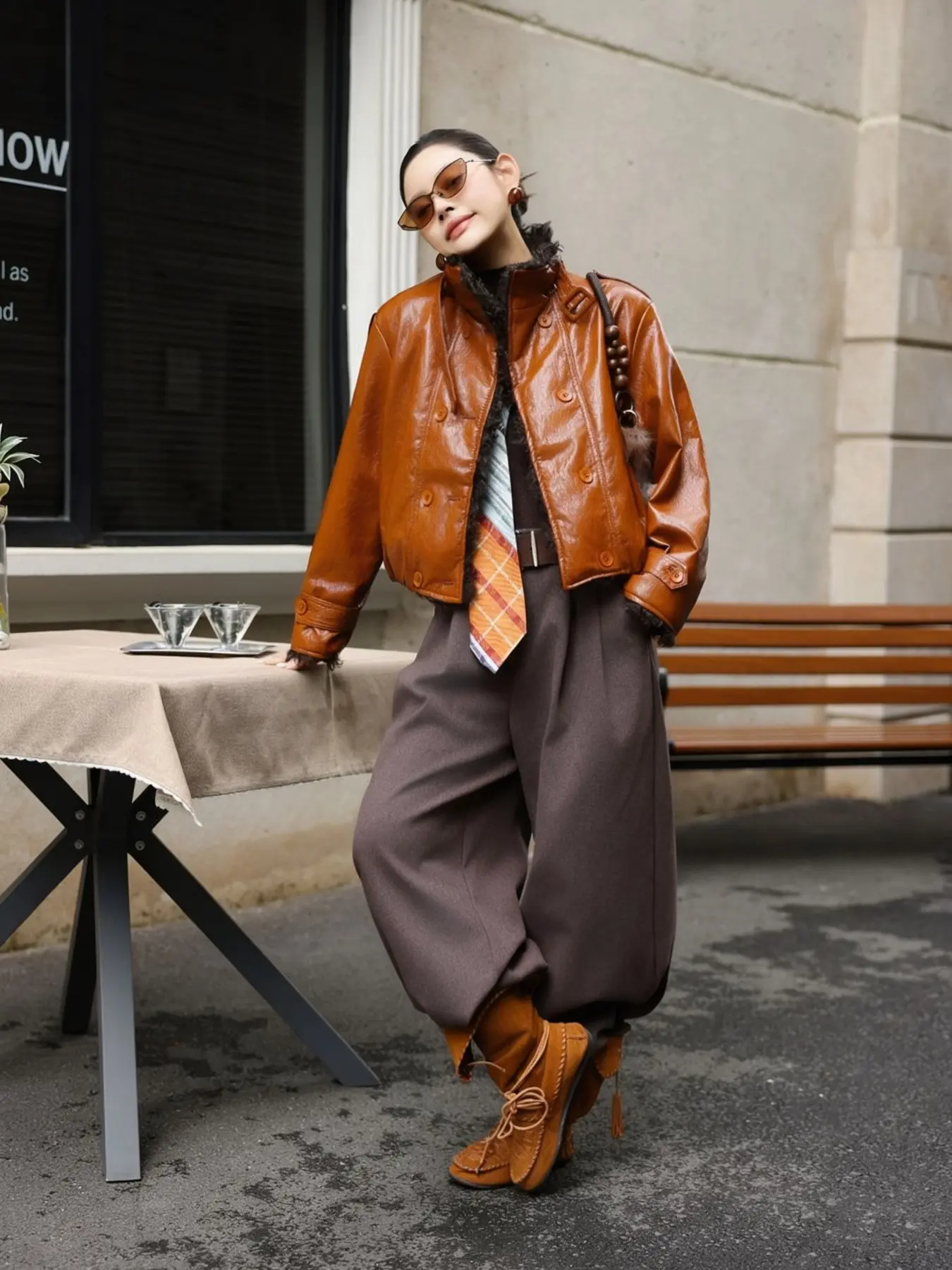 Cool Sporty Large Collar Imitation Sheepskin Patchwork Leather Jacket for Women, Short Medium-Length Outerwear with Zipper Closure