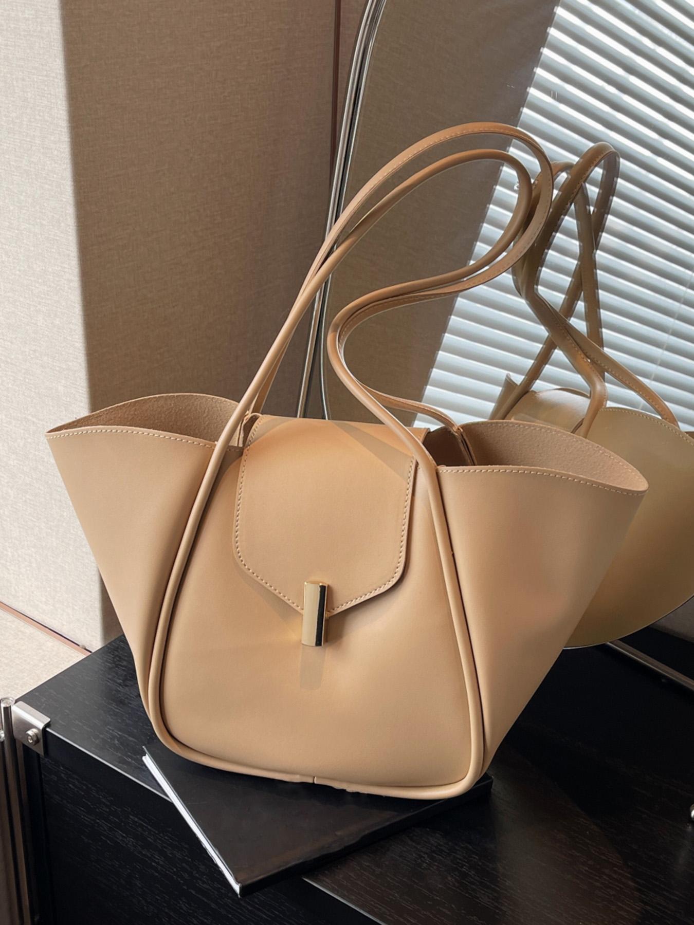 A niche and elegant shopping basket tote bag, a lock-button underarm bag, a simple solid color shoulder bag, a fashionable and textured shoulder commuter bag, a Casual Commuter Bag, suitable for daily matching, commuting and other scenarios