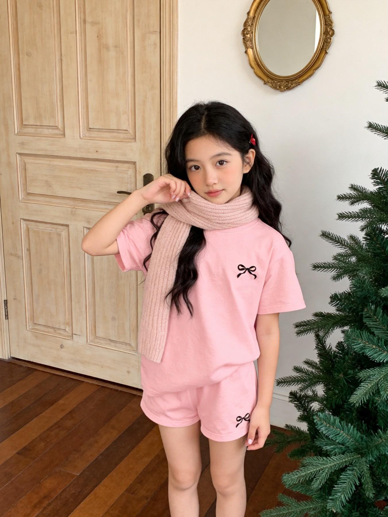 Girls' Summer School-Style Set: Comfortable Short-Sleeve T-Shirt and Shorts Two-Piece Set for School; Girls' Activewear with Printed Design; Girls' Round-Neck Short-Sleeve T-Shirt—Casual and Fashionable Summer Clothing for Kids