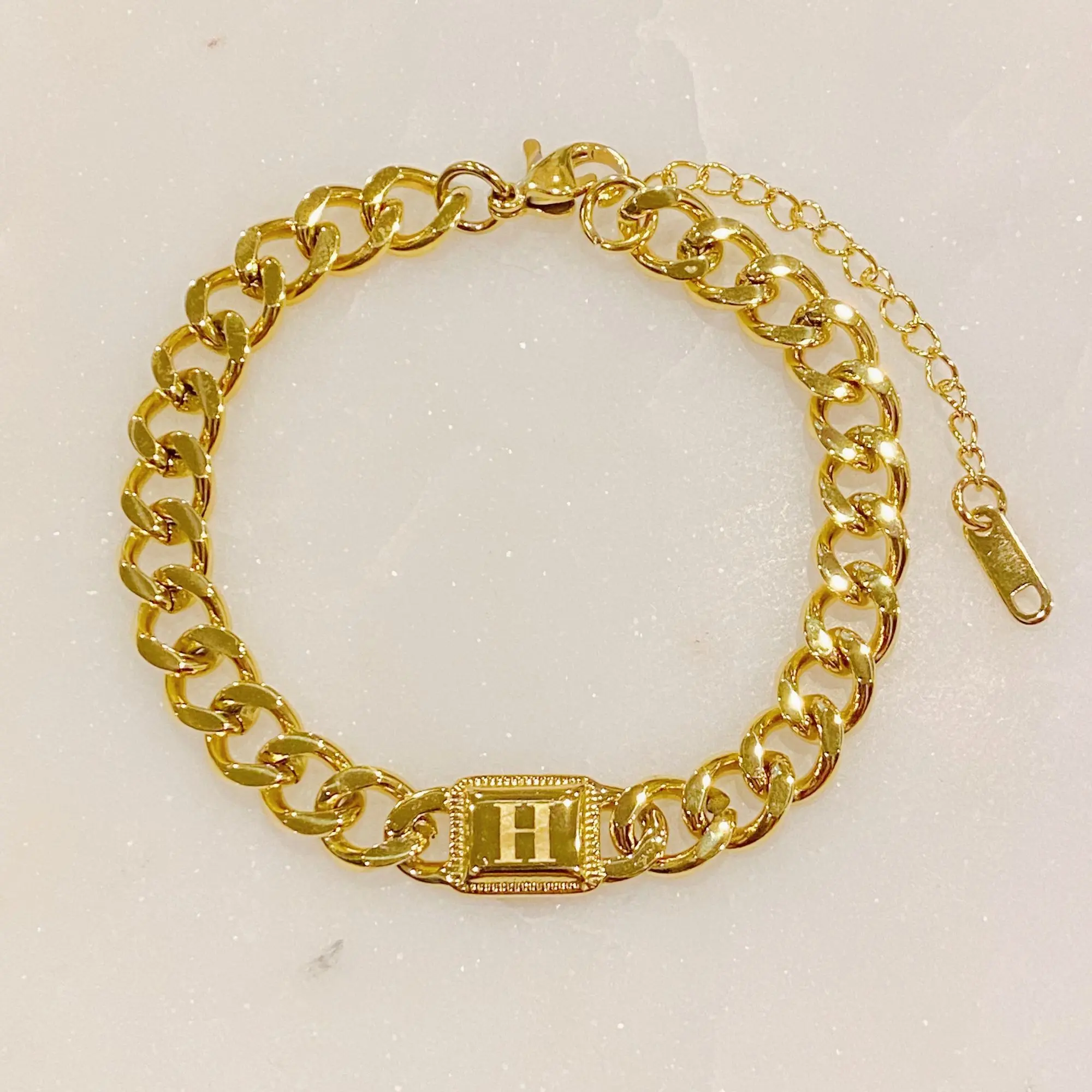 Uptown Cuban Chain Initial Bracelet, Stainless Steel Jewelry, Engraved Letter, Layered Wear, Unisex, Water-Resistant Costume Accessory