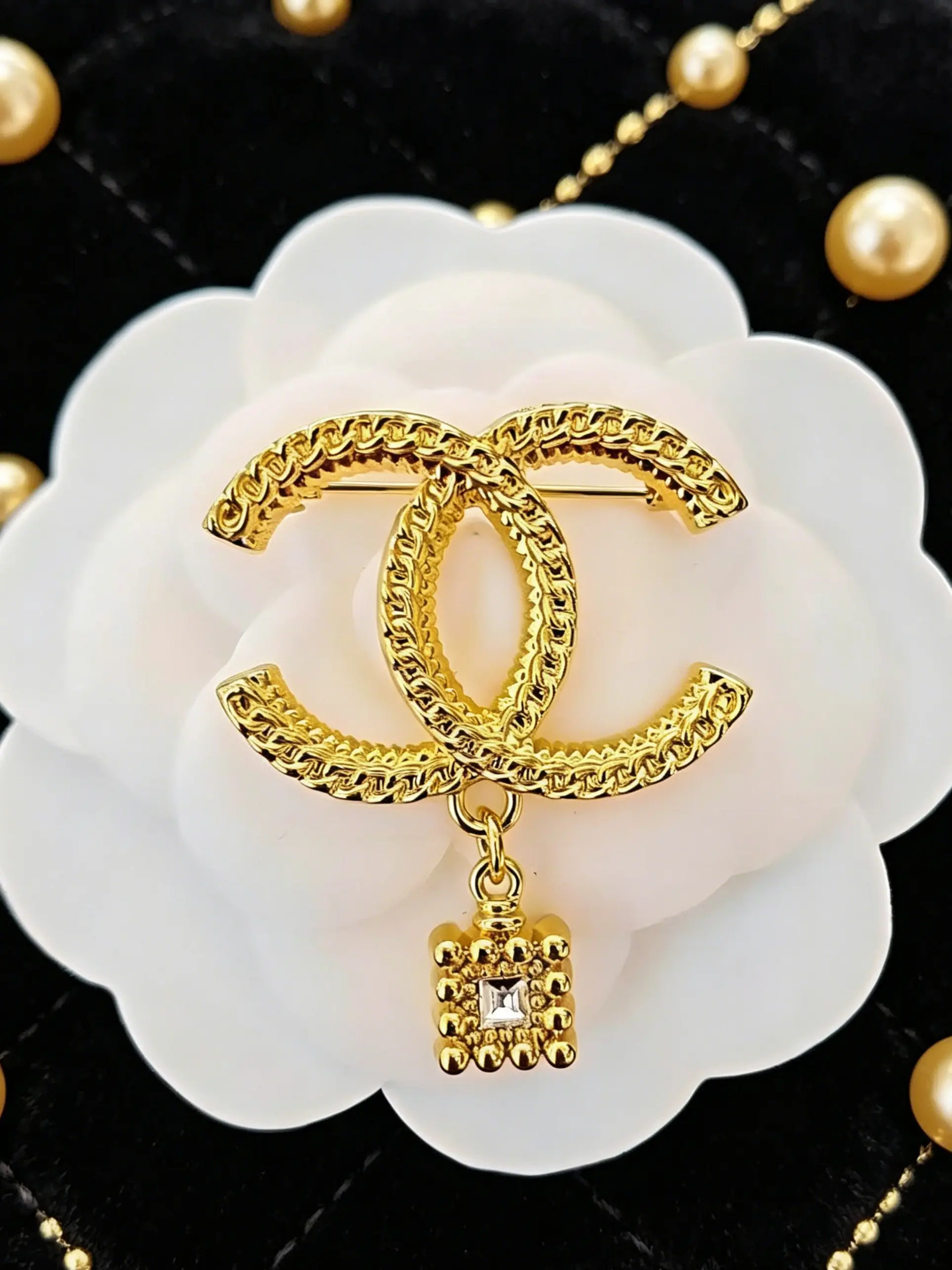 Vintage CC Style Women's Brooch pins, Retro Chain Texture Design, Multi-Functional Fashion Pin, Decorative for Collars, Hats, Scarves, Choker, Bags
