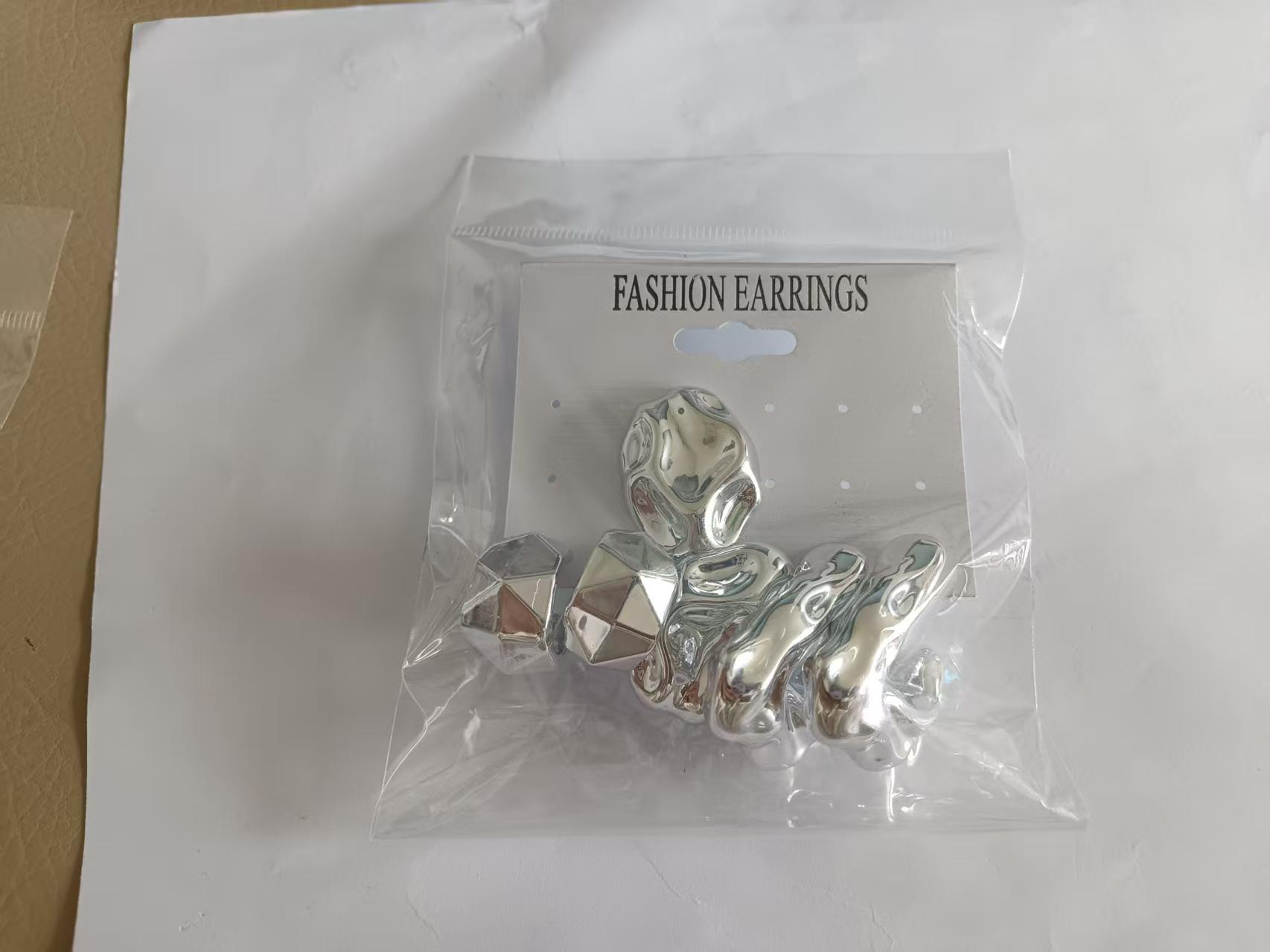 Gold-colored European and American minimalist geometric three-dimensional irregular earrings with a unique design, pleated studs, niche high-end earrings