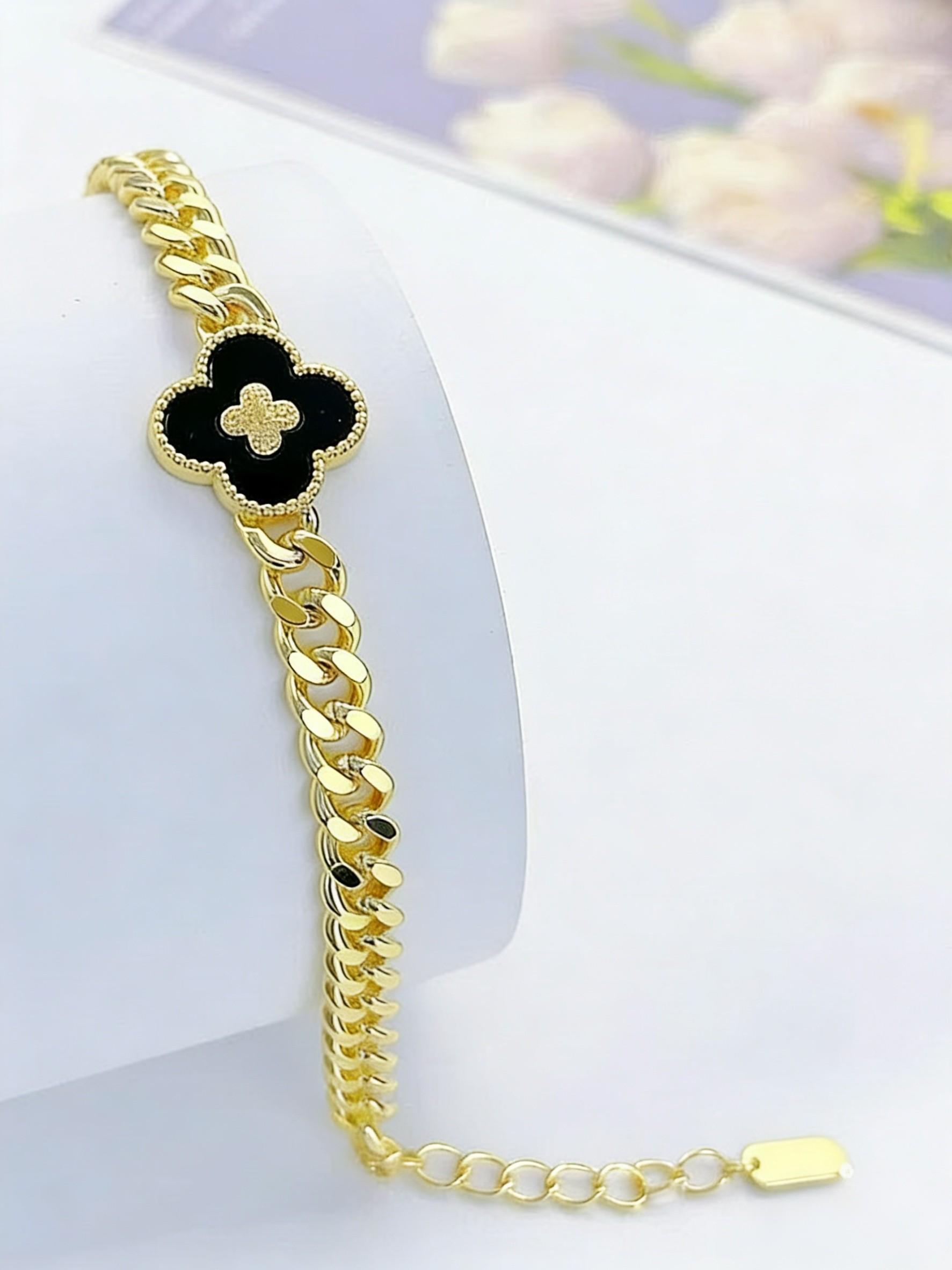 Women's shiny four-leaf clover floral shell 18K gold-plated jewelry bracelet, elegantly designed for daily wear.