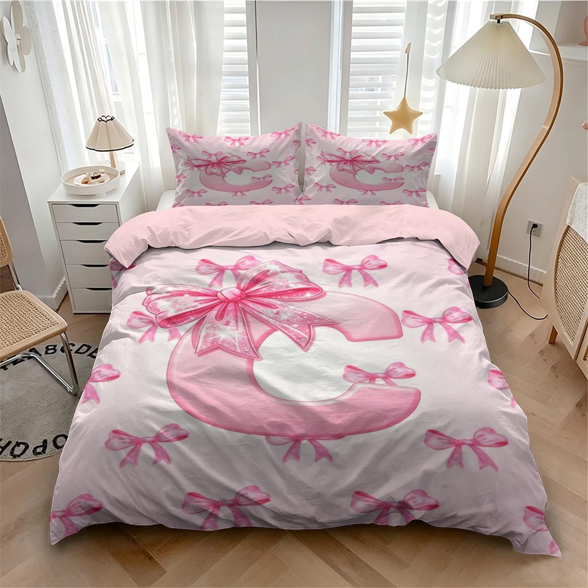 Pink Letter A~Z Bow Pattern Duvet Cover Set, 2/3Pcs Aesthetic Cute Bedding Set, Comfy Bedding Set, Breathable Quilted Quilt, Sweet Girly Bed Linens, Perfect for Teen Girls Bedroom Decor. 1 or 2 Pillowcase, No Filling