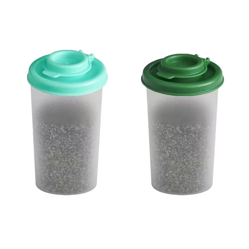 Set of 2 Large Salt and Pepper Shakers，Moisture Proof  Salt Shaker to go Camping Picnic Outdoors Kitchen Lunch Boxes Travel Spice Set Clear with Covers Lids Plastic Airtight Dispenser