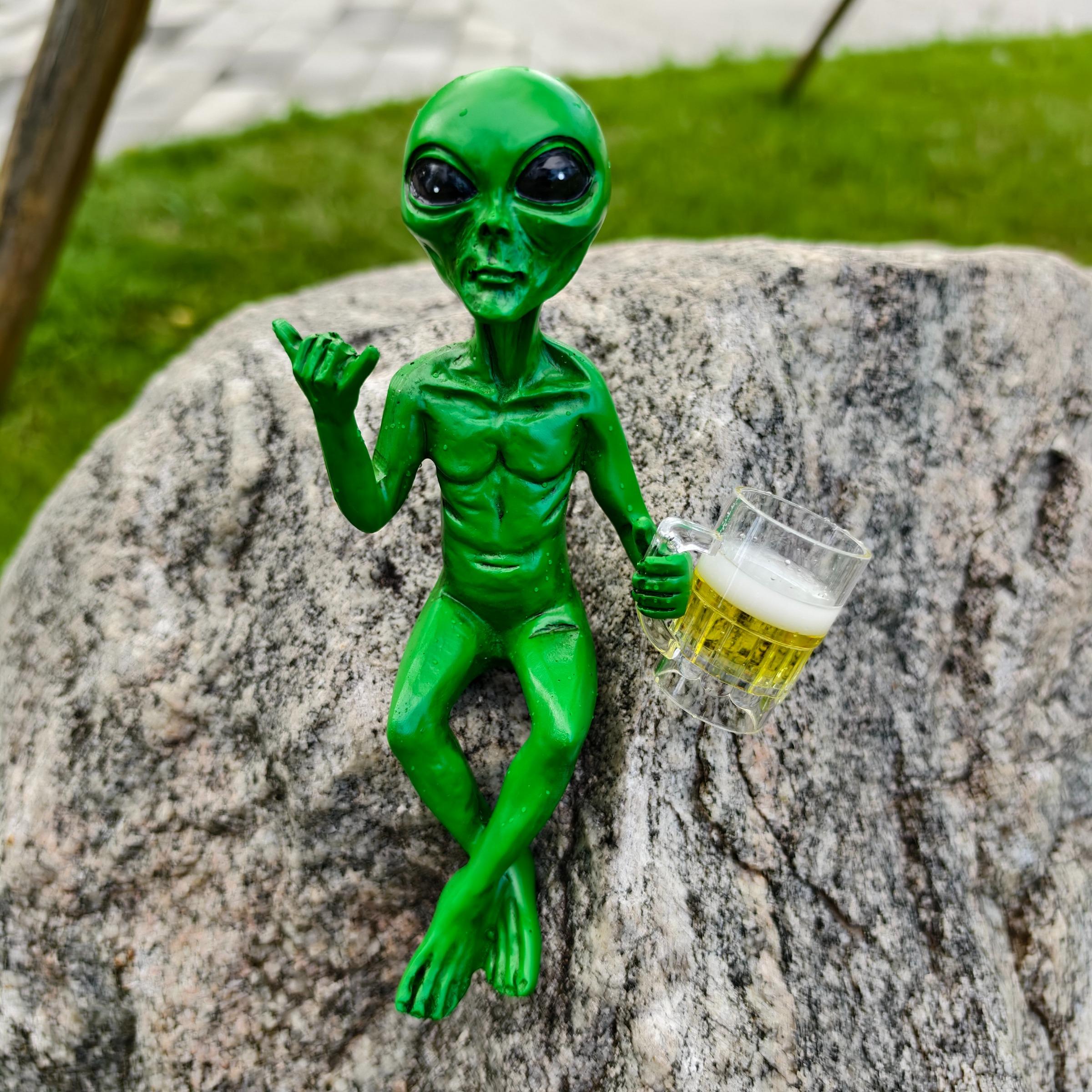 Alien Design Beer Drinking Statue, 1 Box Fun & Humorous Outer Space Decor, Alien Figurine with Beer Mug, Ideal Gift for Sci-Fi Fans, Ornaments, Decoration, Shelf #GLOBAL PICKS