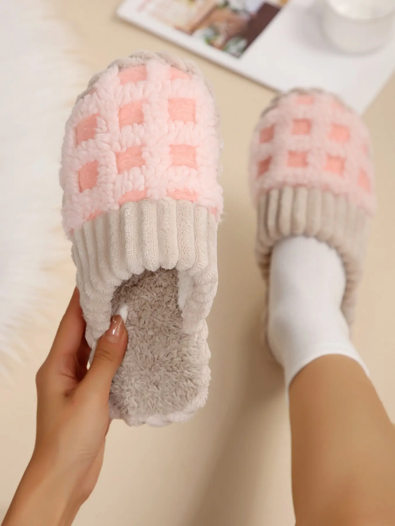 Women's Round Toe Soft Slippers, Plaid Pattern, Textile Upper, Rubber Sole, Cute Style, All Seasons, Indoor & Outdoor, Comfortable & Quiet
