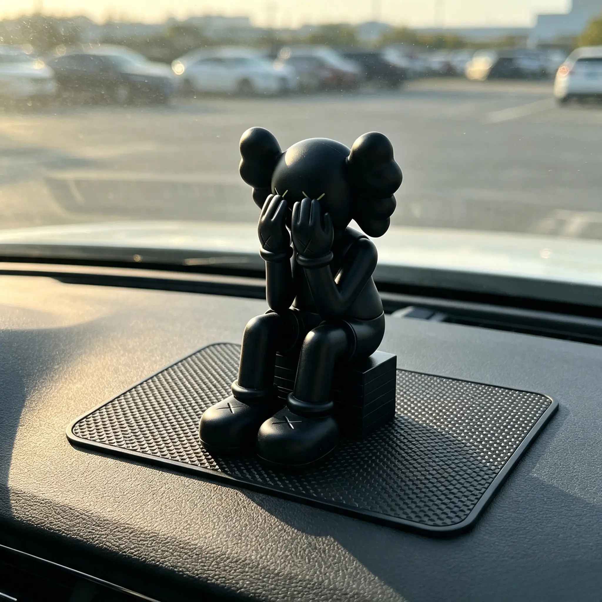 10CM Minimalist Black Hand-Covered Eyes Character Figurine, Stable Vehicle Dashboard Ornament, Modern Bedroom Office Desktop Display Decor, Ideal Birthday Holiday Present for Friends & Family