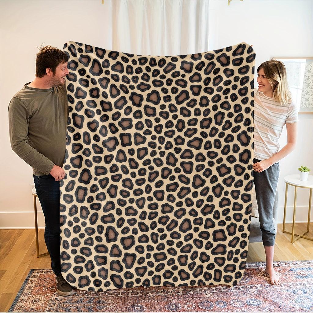 1 Comfortable Leopard Print Background Flannel Blanket, Soft Printed Cooling Blanket, 100% Polyester Fiber, Perfect Gift For Family And Friends